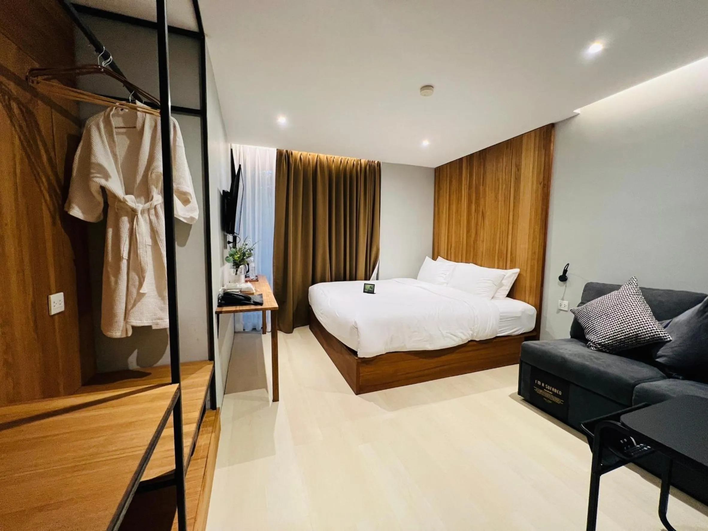 Photo of the whole room, Bed in Woodstory Boutique Hotel