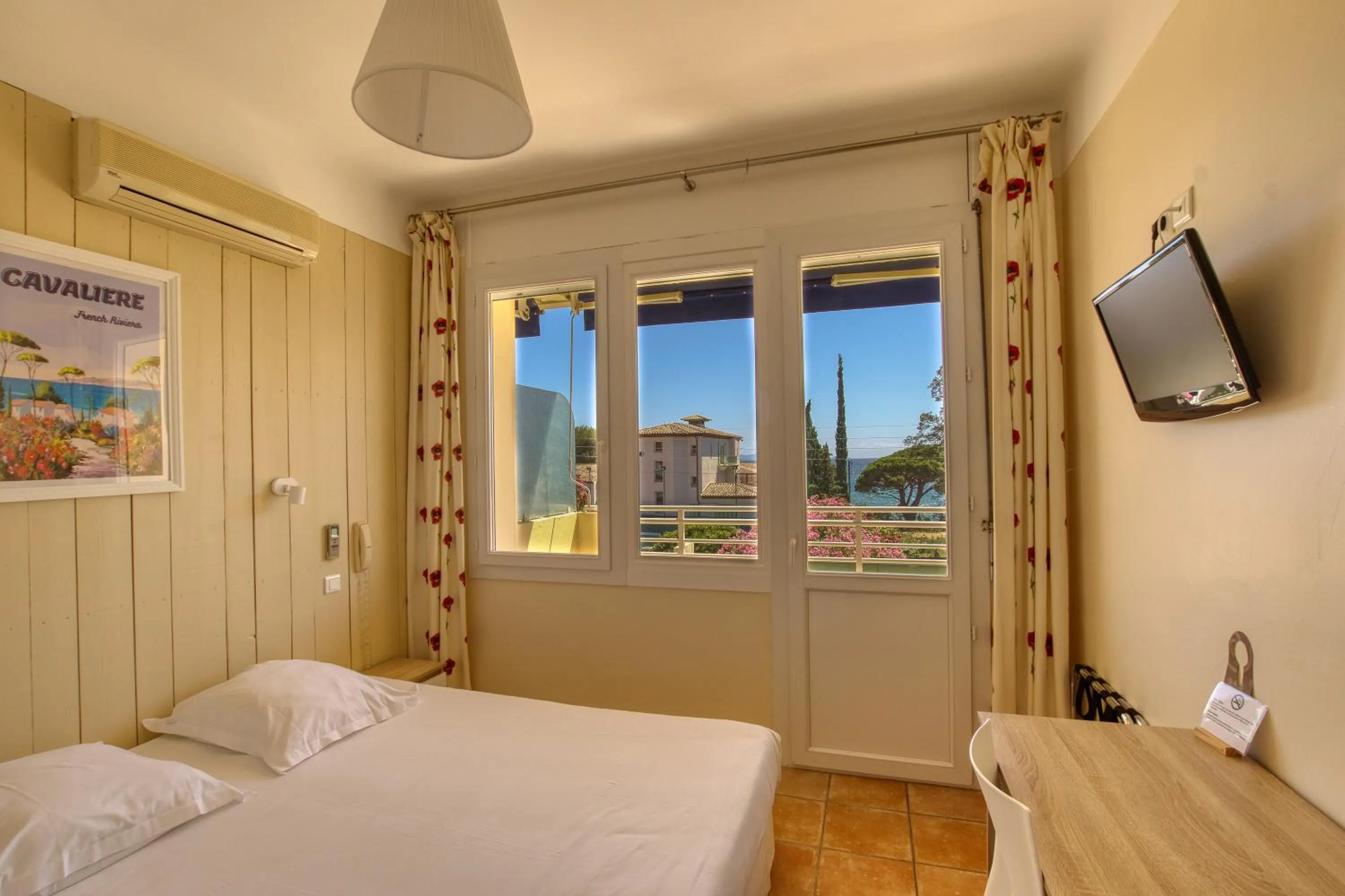 Double Room with Partial Sea View and Balcony in Cap Nègre Hôtel