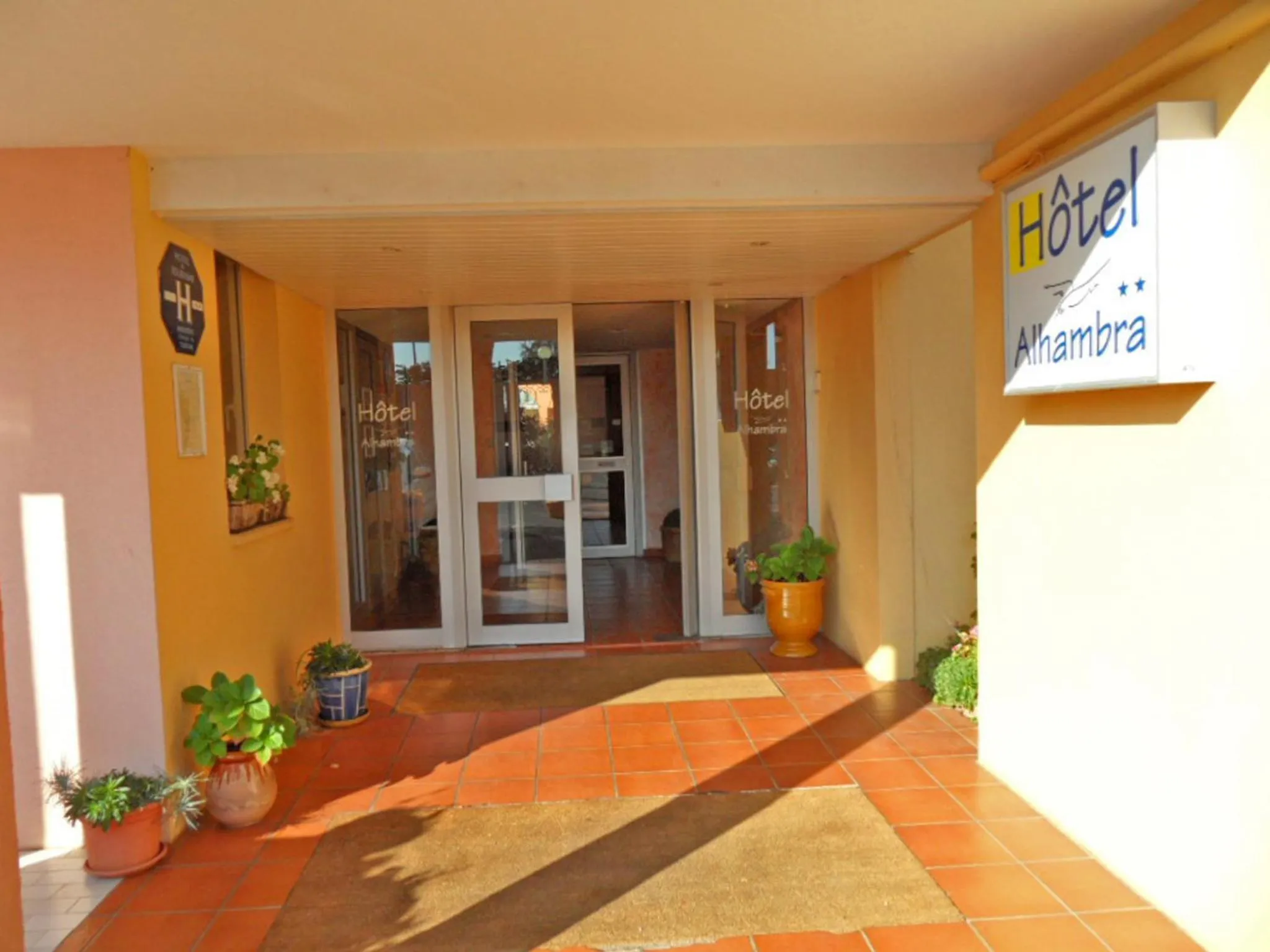 Facade/entrance in Hotel Alhambra