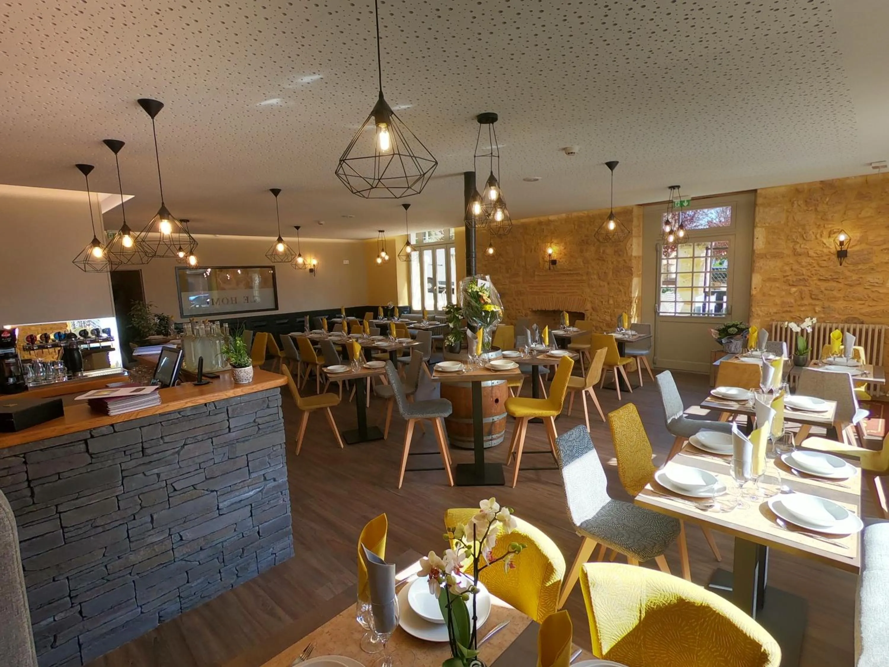 Restaurant/places to eat in Le Home