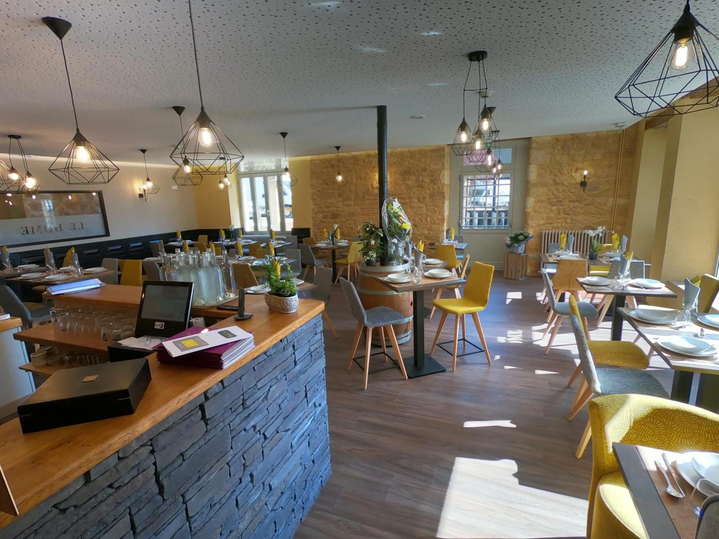 Restaurant/places to eat in Le Home