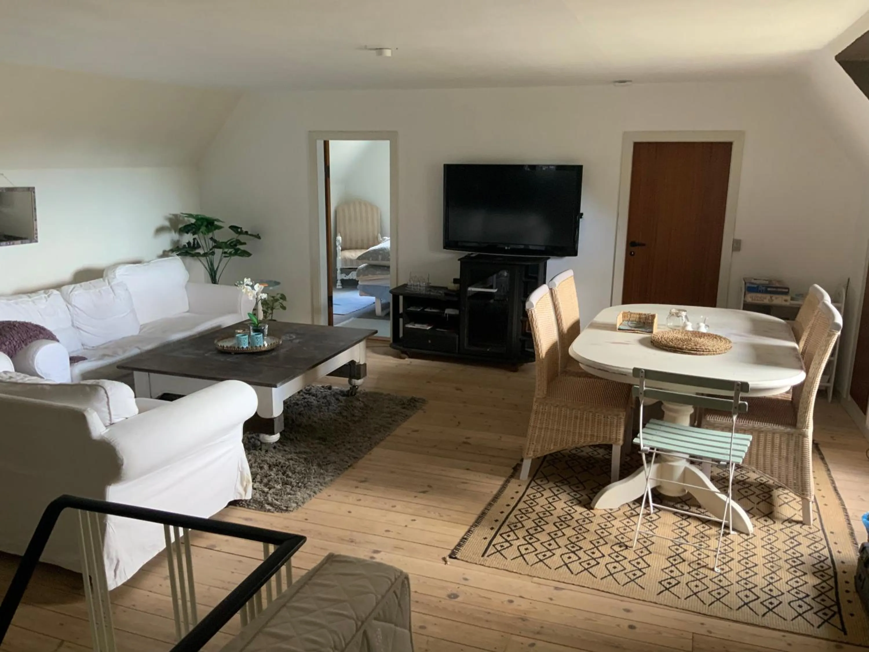 Communal lounge/ TV room in Den Gamle Apotekergaard