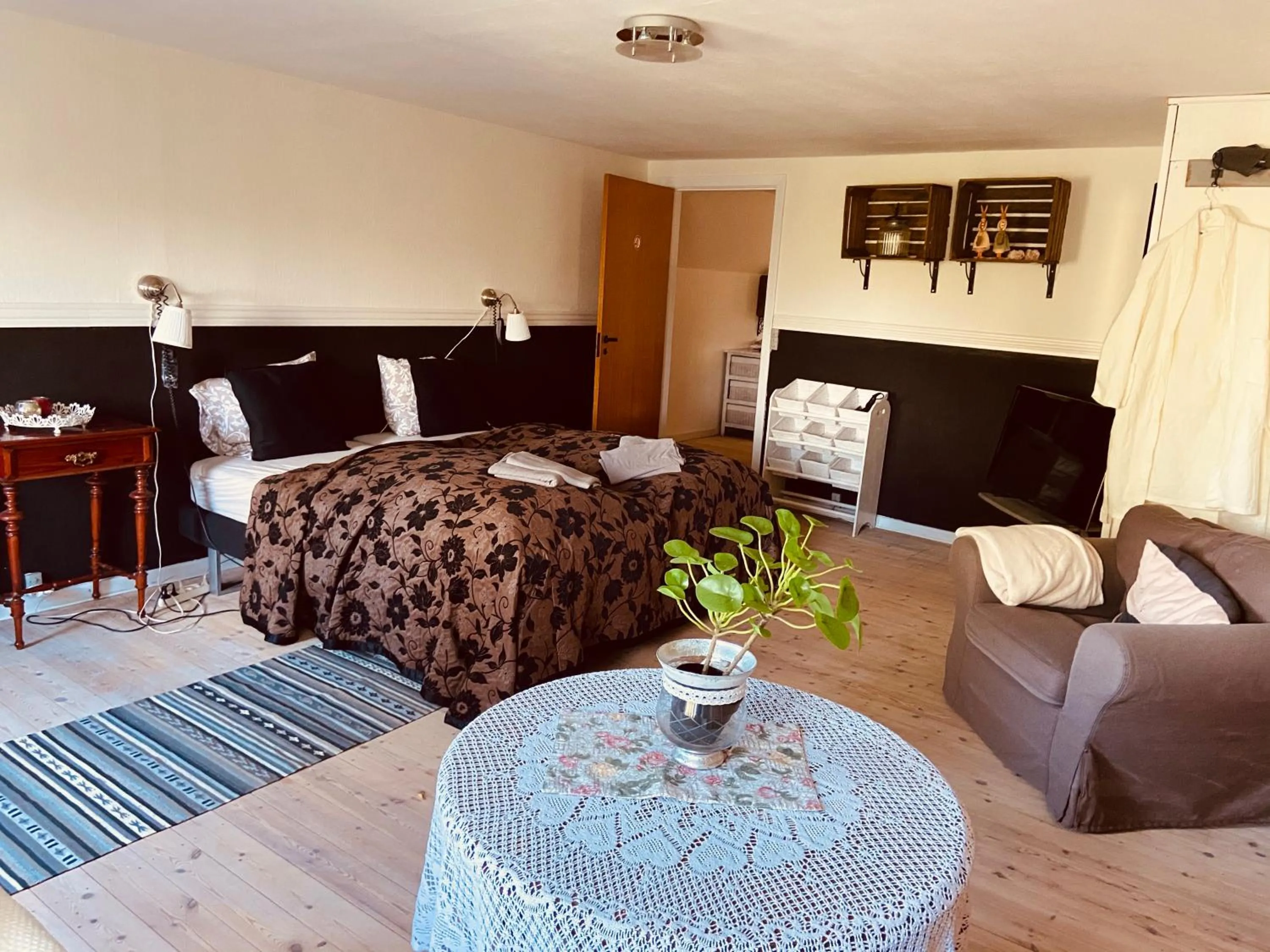 Photo of the whole room, Bed in Den Gamle Apotekergaard