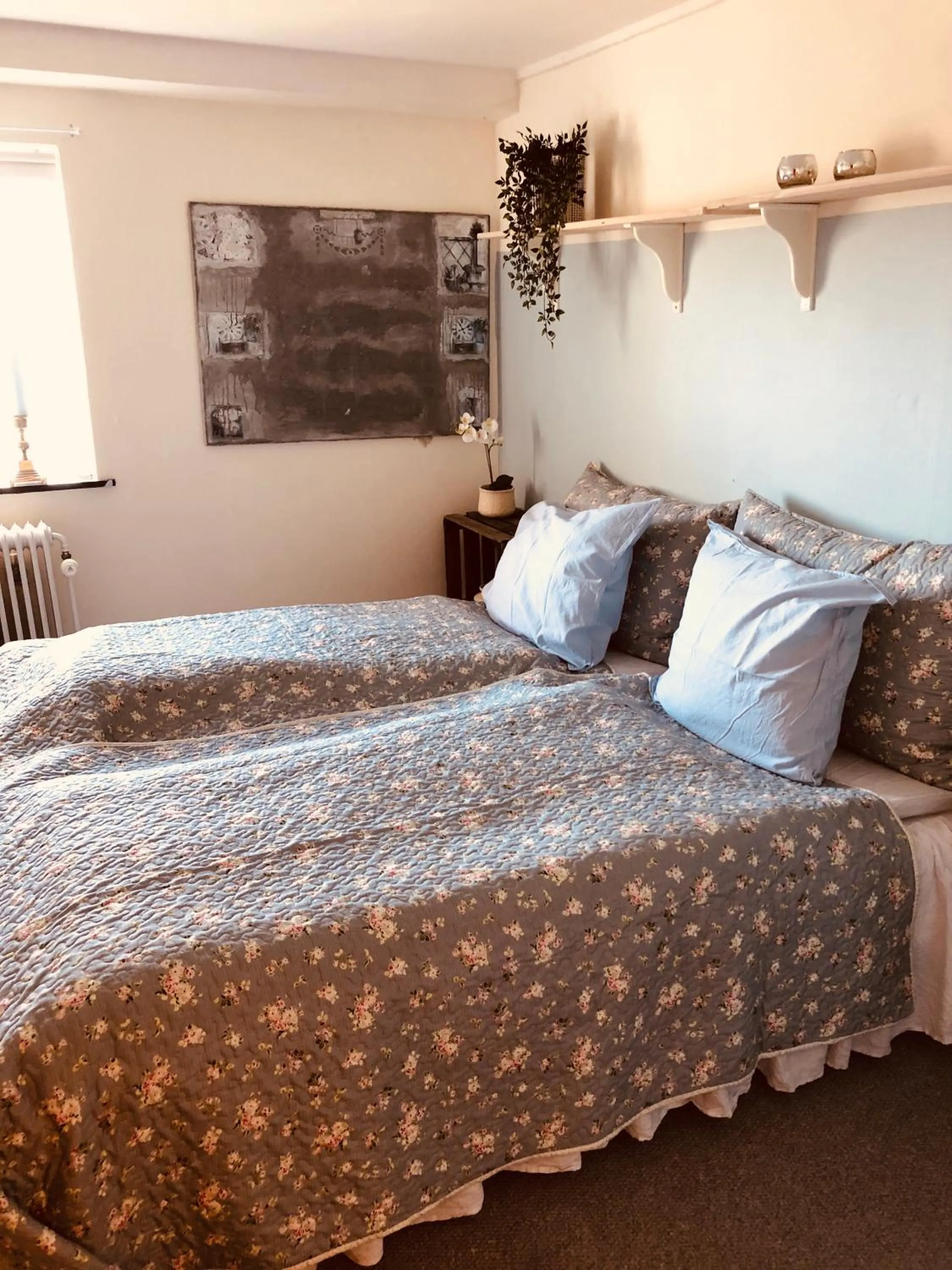 Photo of the whole room, Bed in Den Gamle Apotekergaard