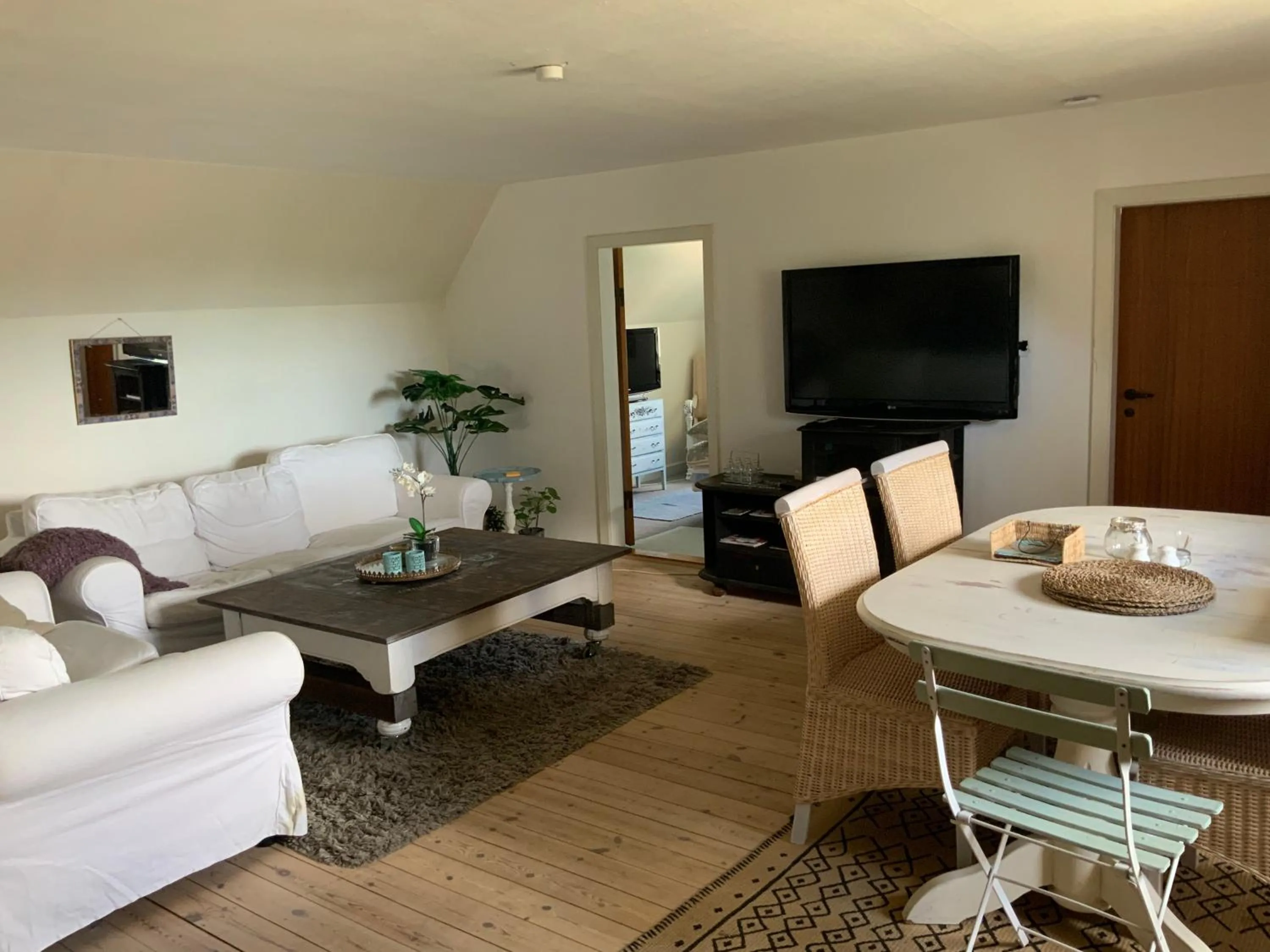 Communal lounge/ TV room in Den Gamle Apotekergaard