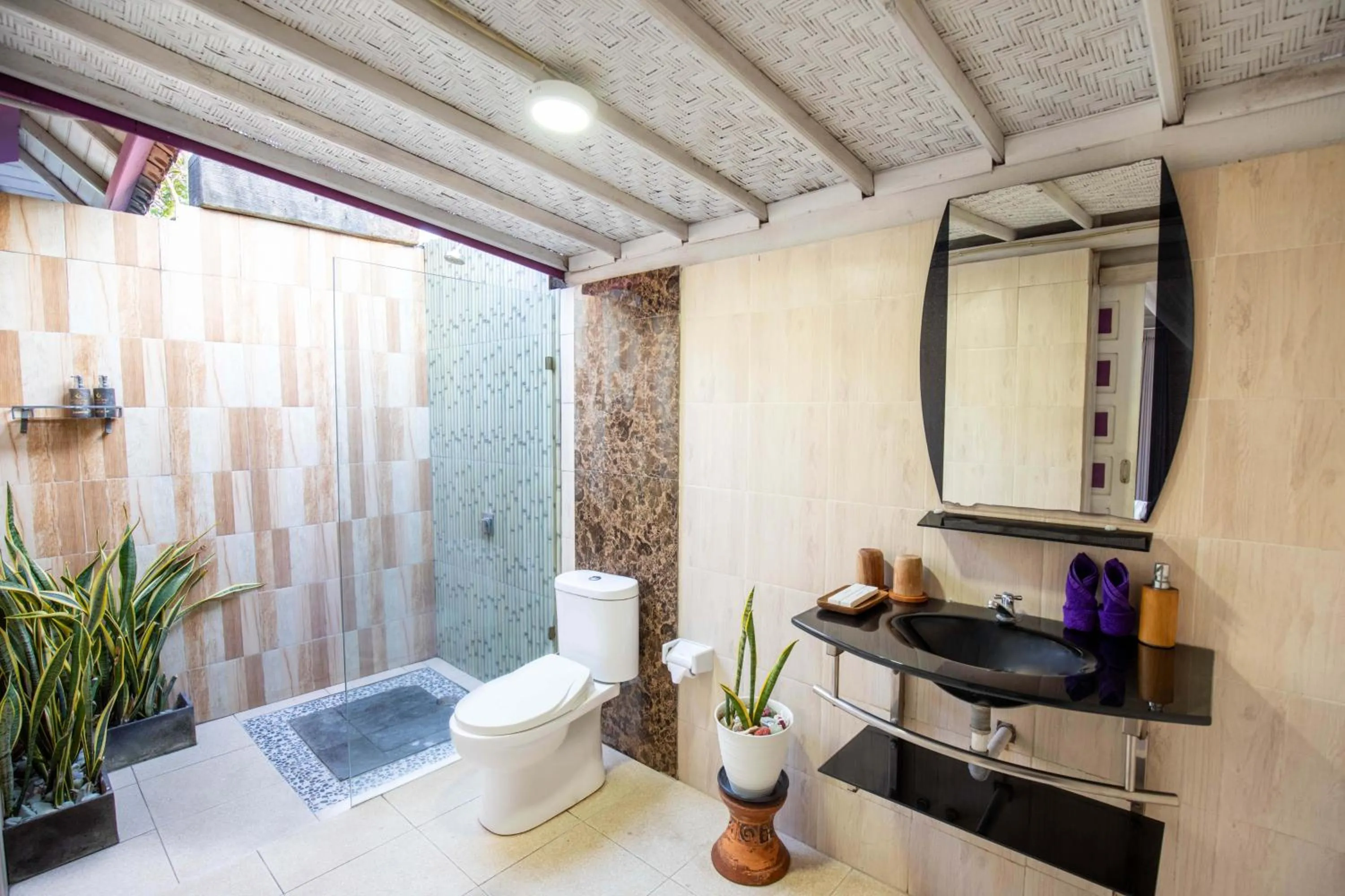 Shower in Akusara Jungle Resort And Spa