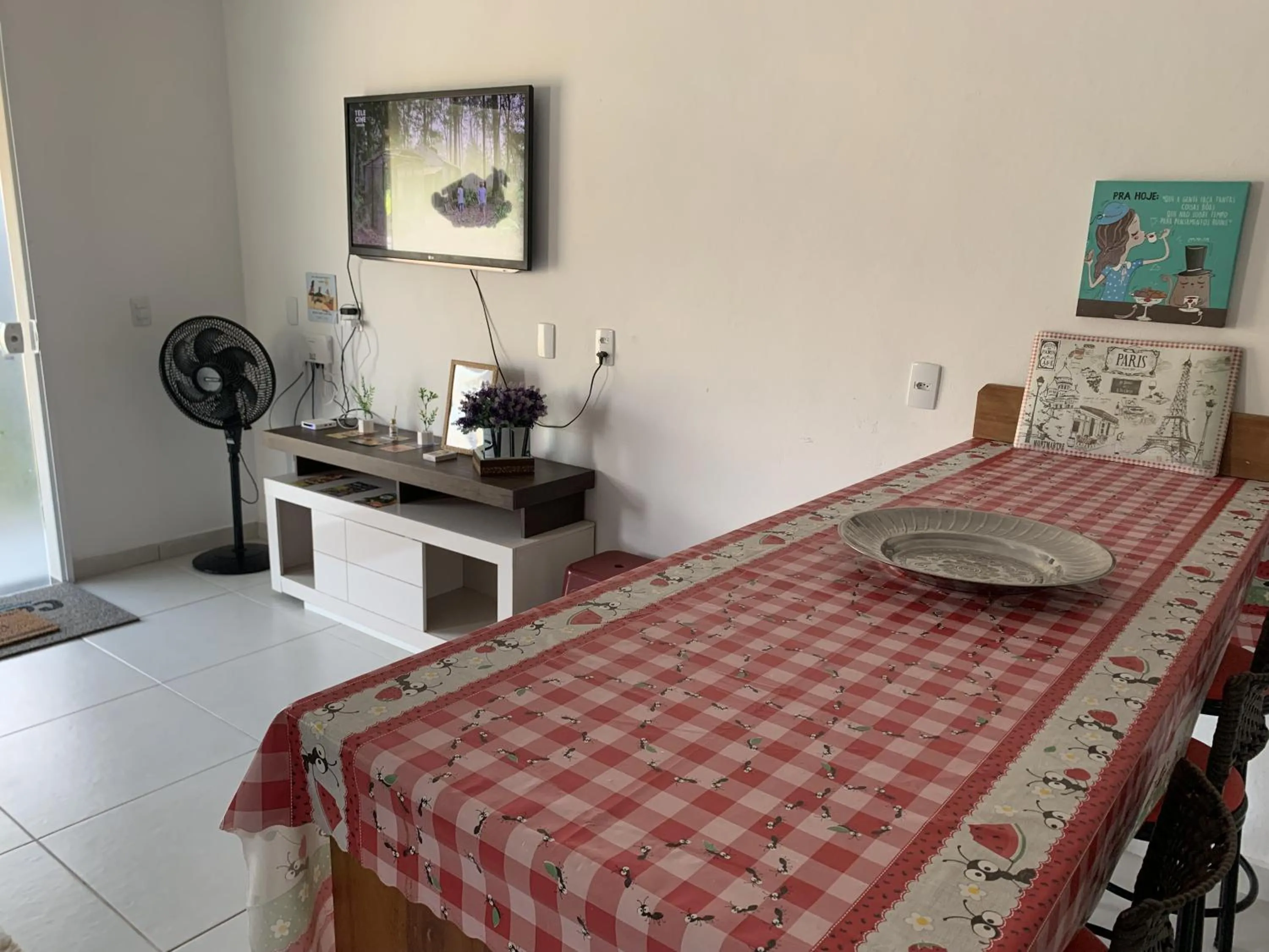 TV and multimedia in Casa do Lago - Condomínio de Casas para aluguel diário e de Temporada