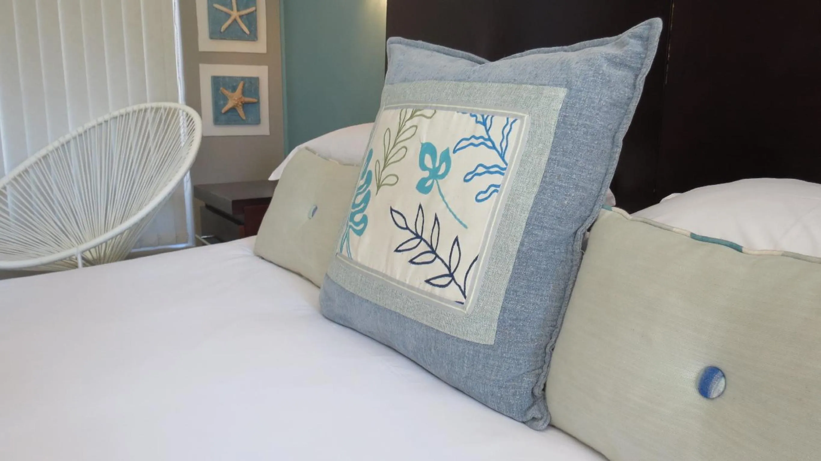 Shower, Bed in Club Cocomo