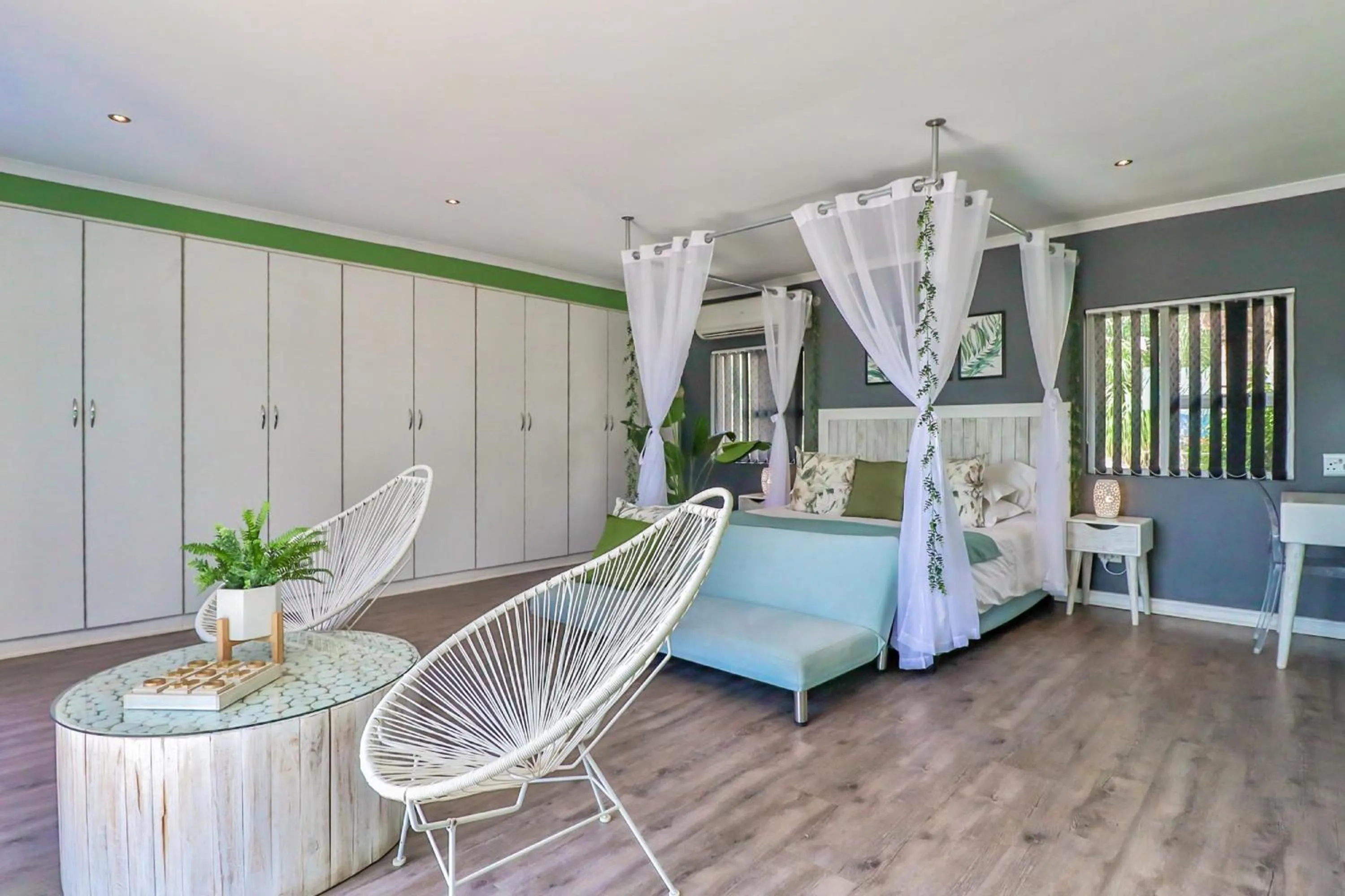 Shower, Bed in Club Cocomo