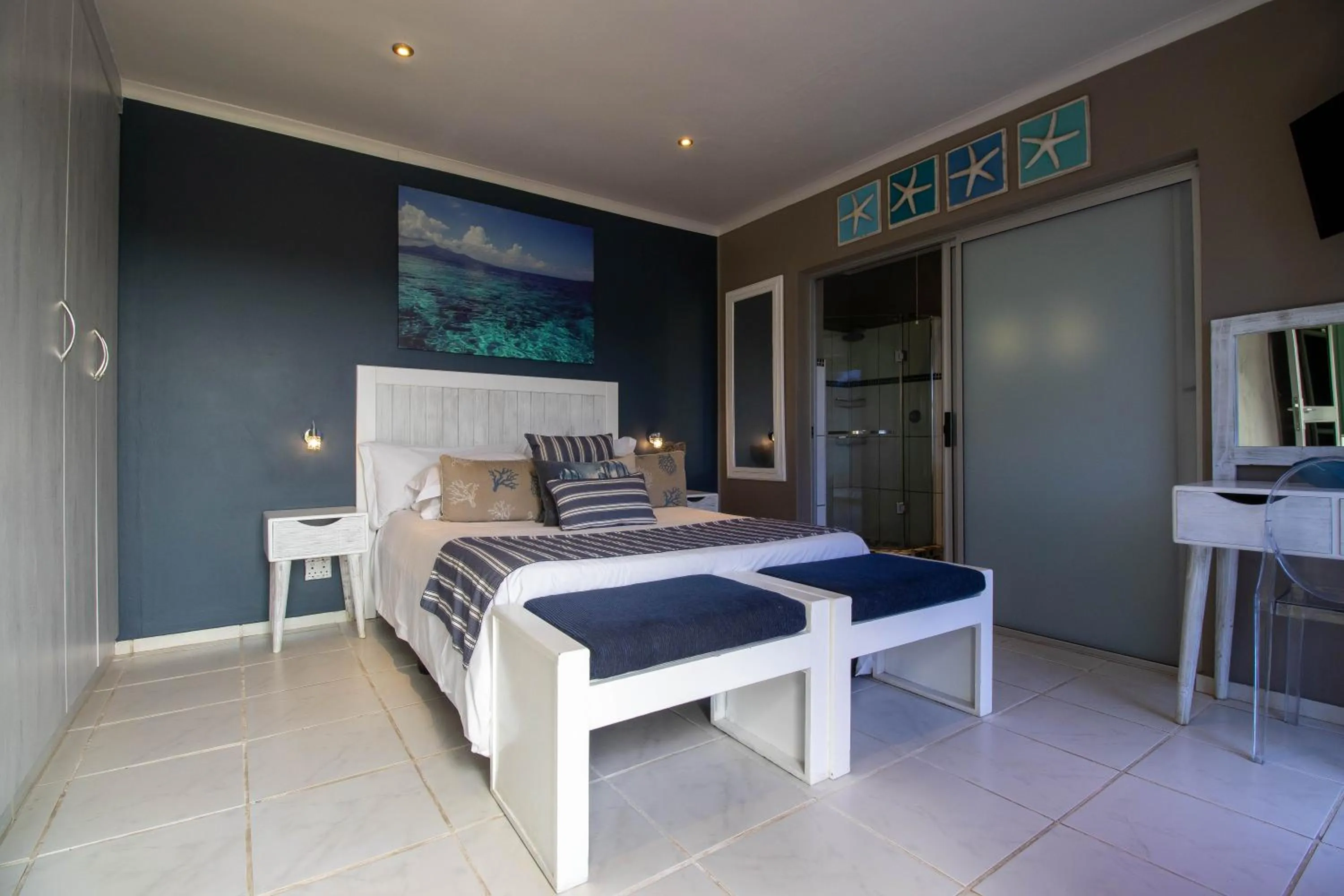 Shower, Bed in Club Cocomo