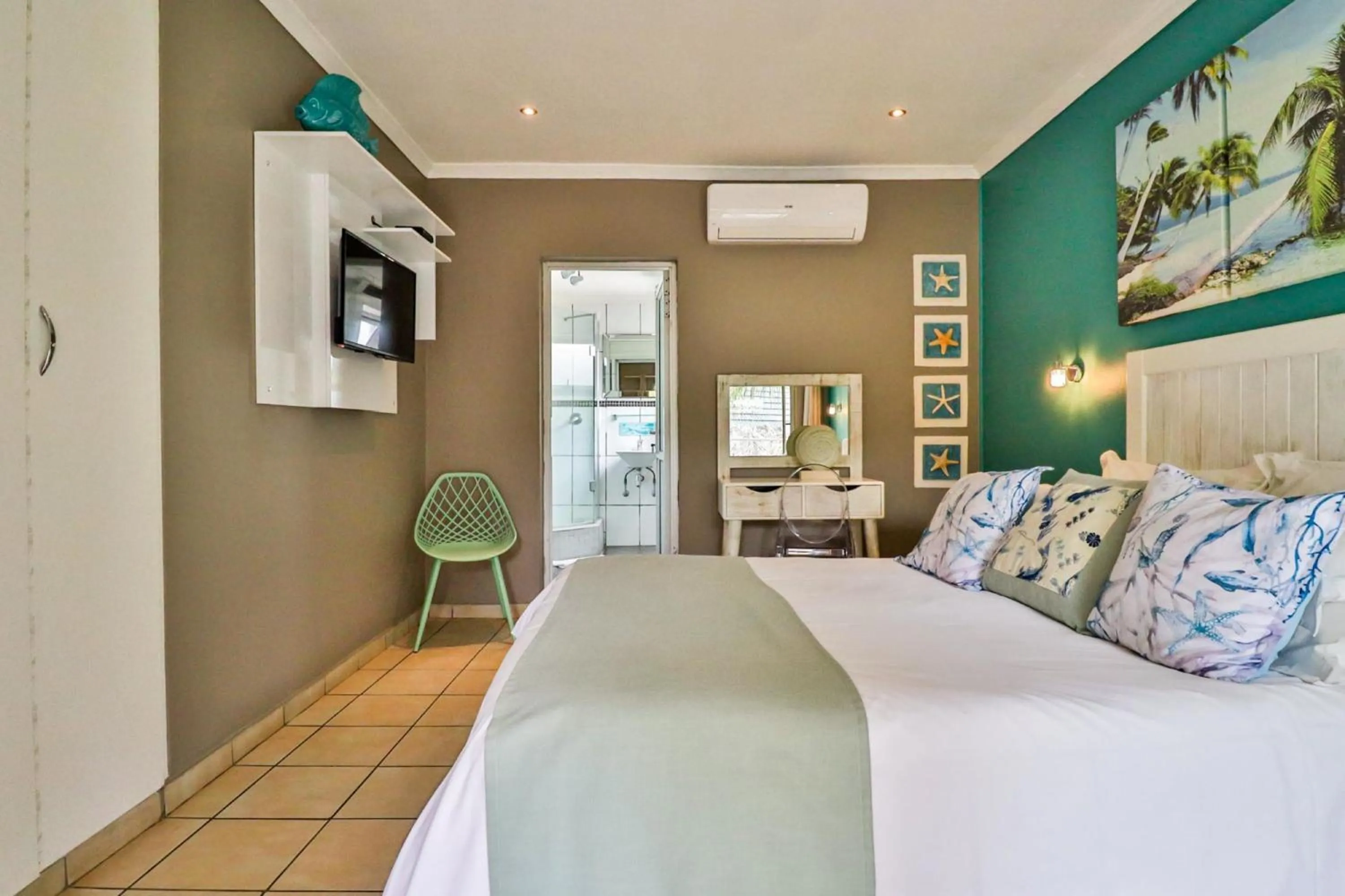 Shower, Bed in Club Cocomo