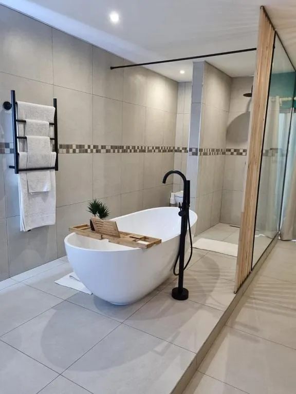 Shower in Club Cocomo