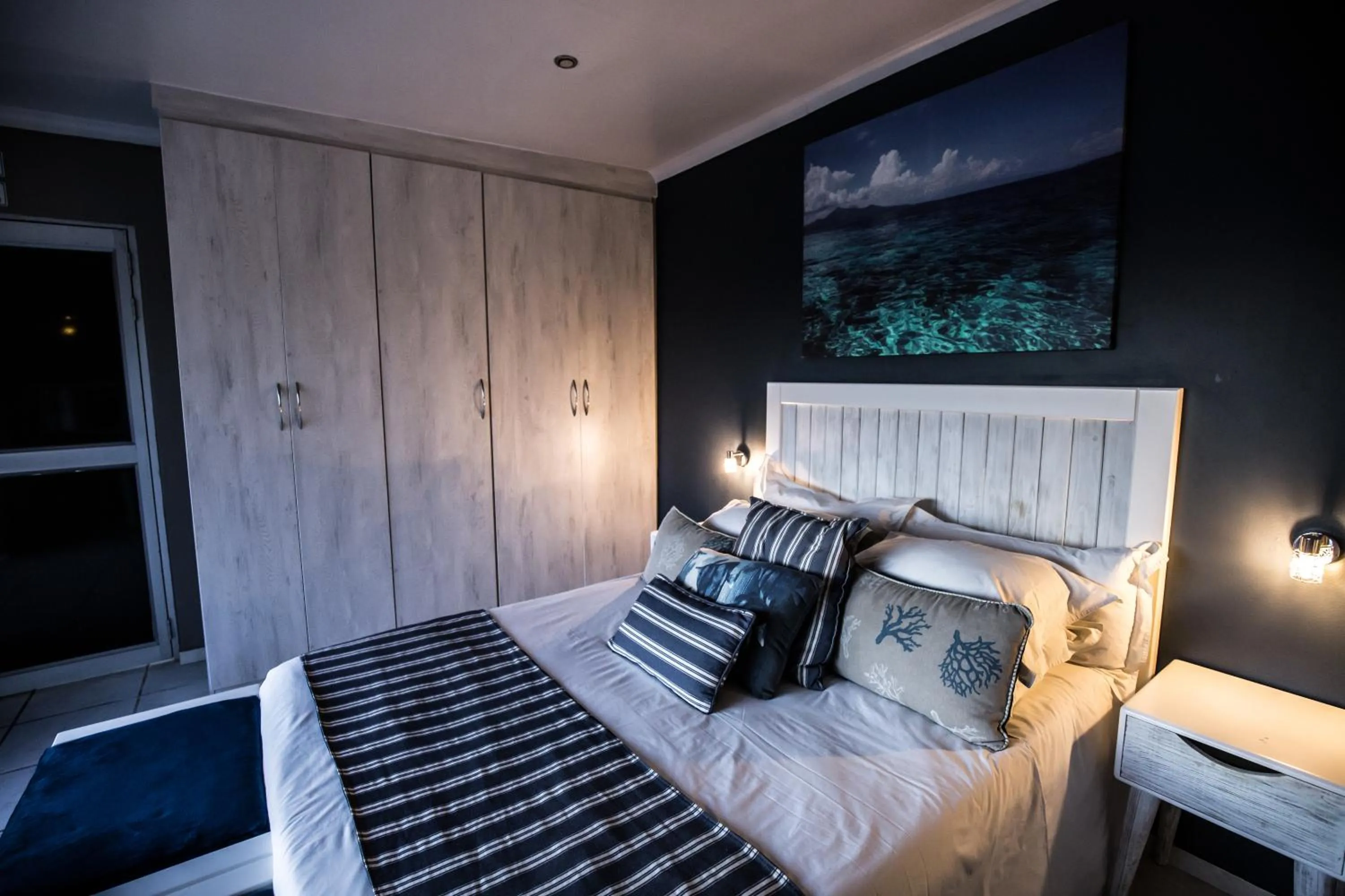 Shower, Bed in Club Cocomo