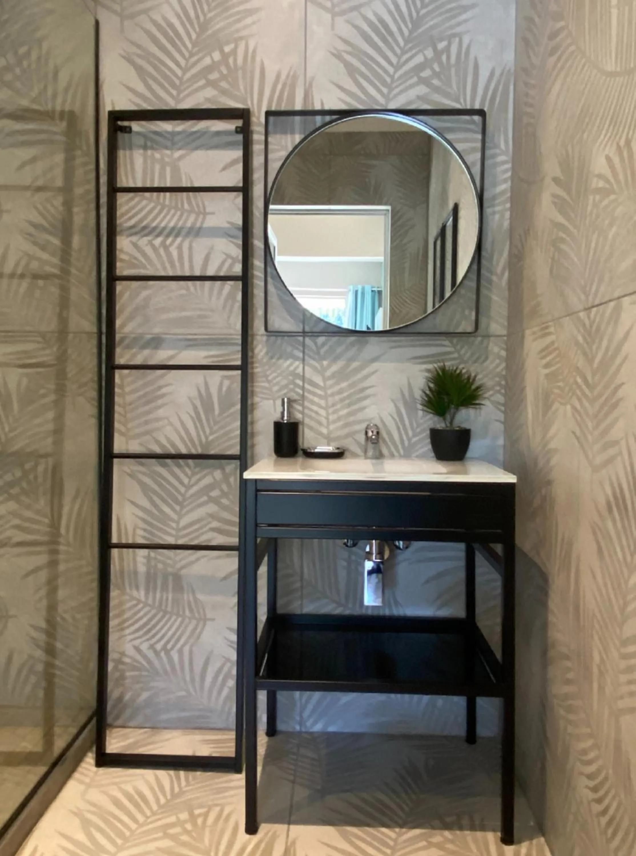 Shower in Club Cocomo