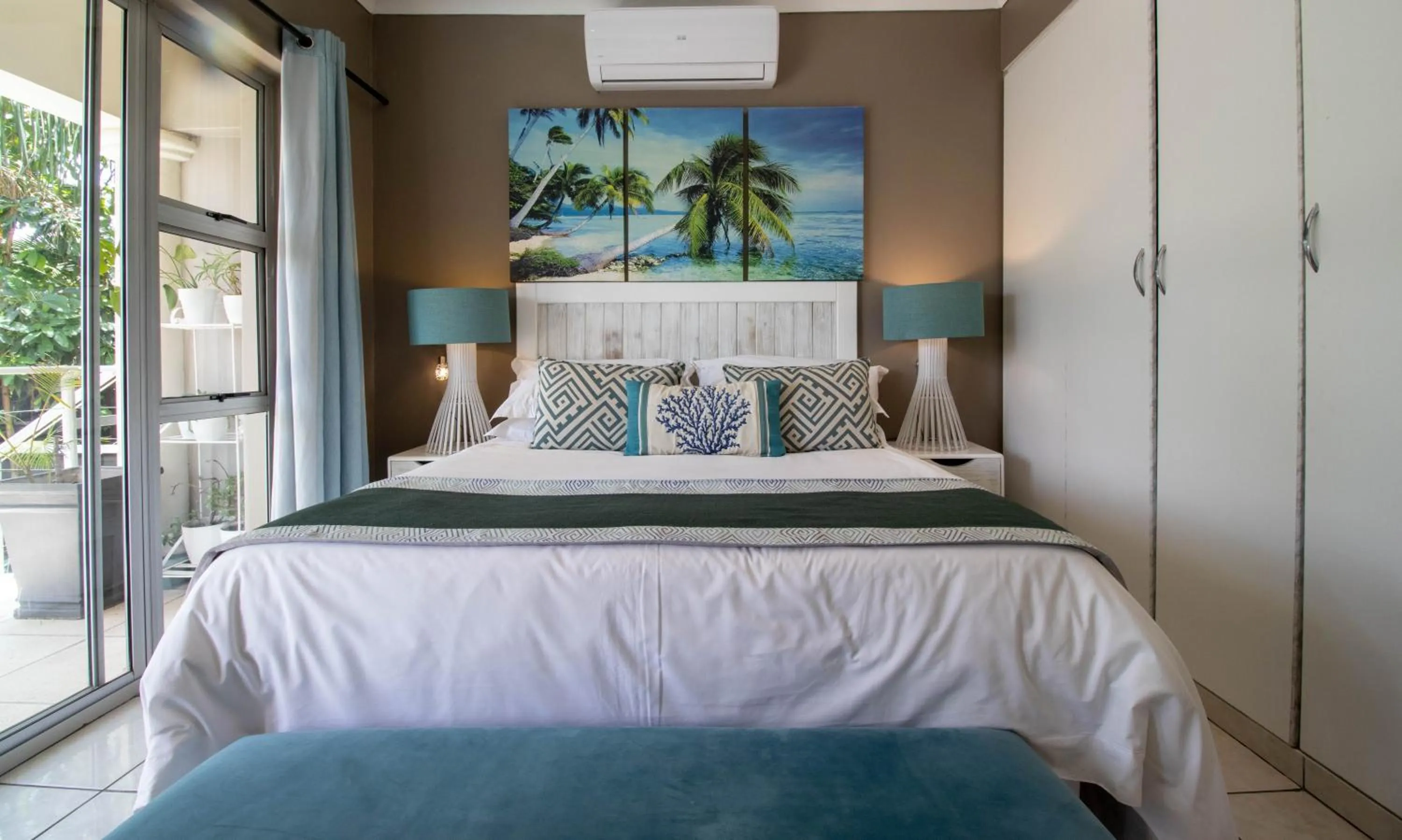 Shower, Bed in Club Cocomo