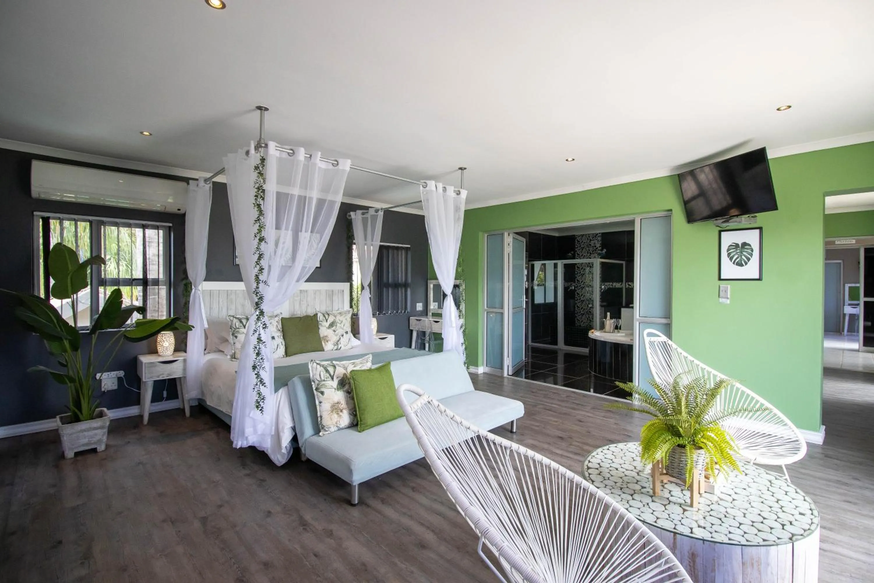 Shower in Club Cocomo