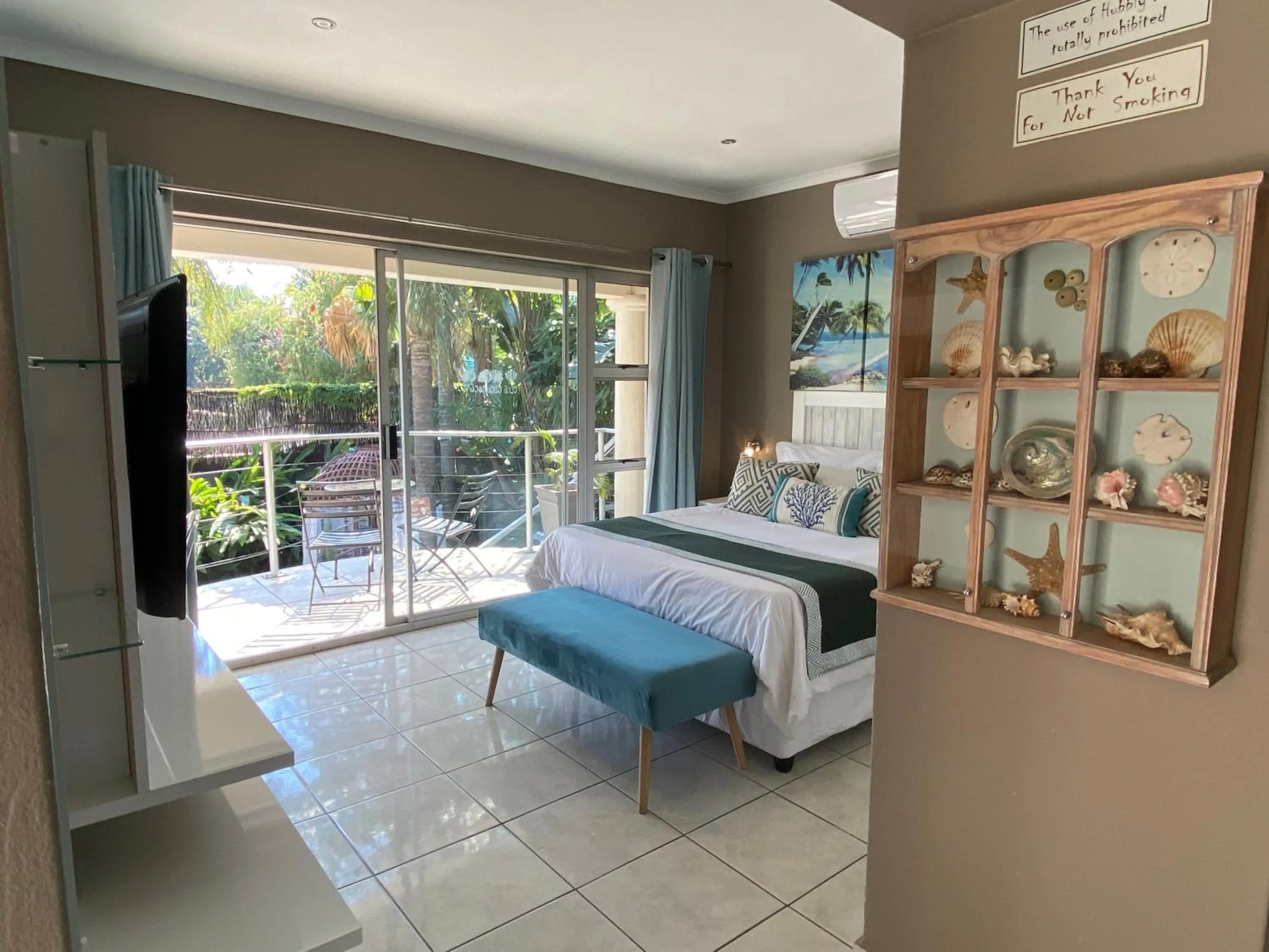 Shower, Bed in Club Cocomo