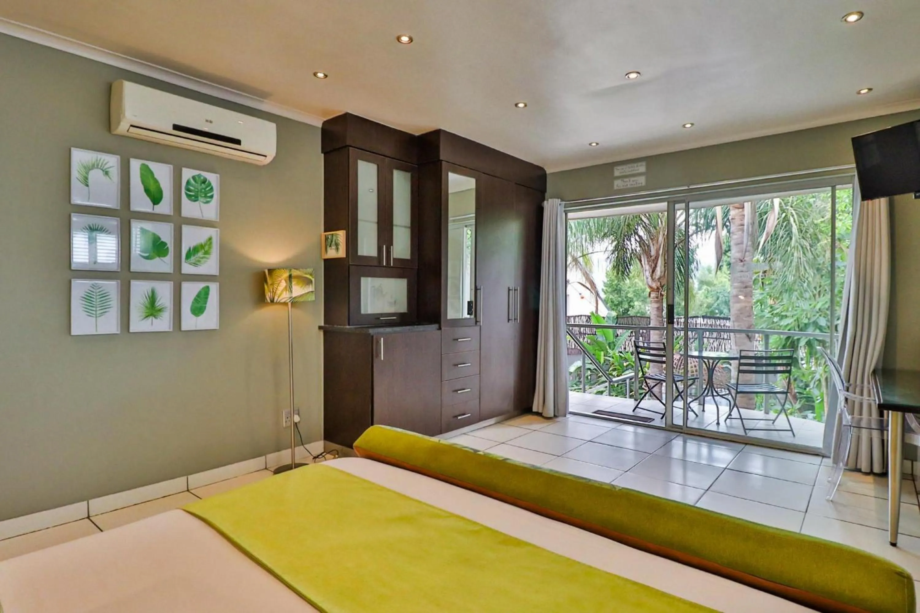 Shower, Bed in Club Cocomo