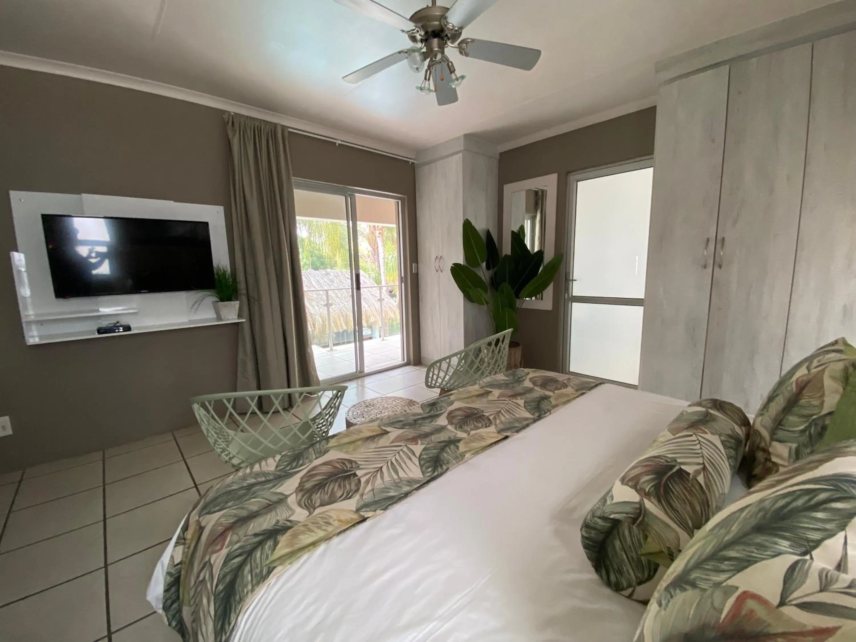 Shower, Bed in Club Cocomo