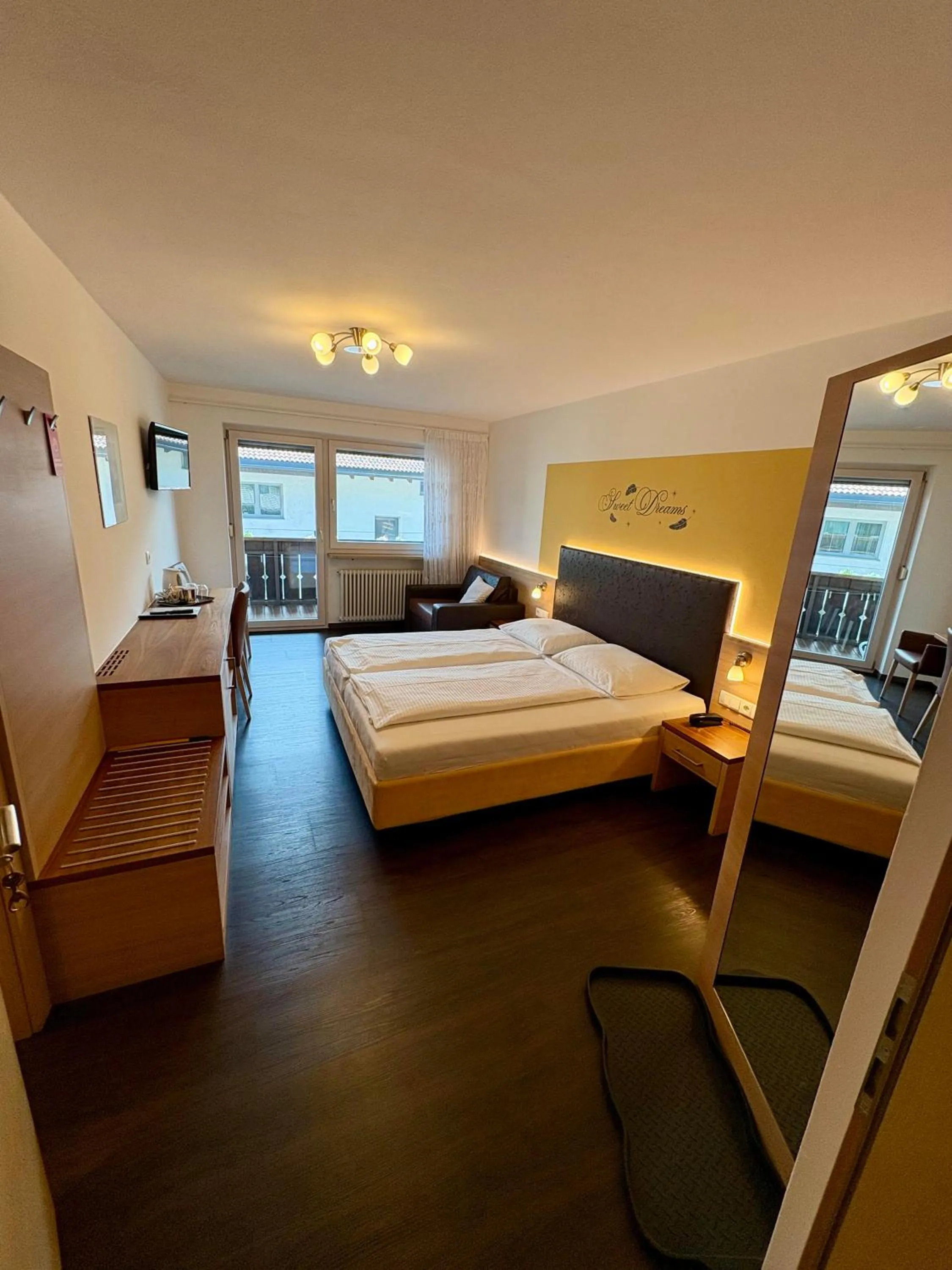 Property building, Bed in Garni Apparthotel St Valentin