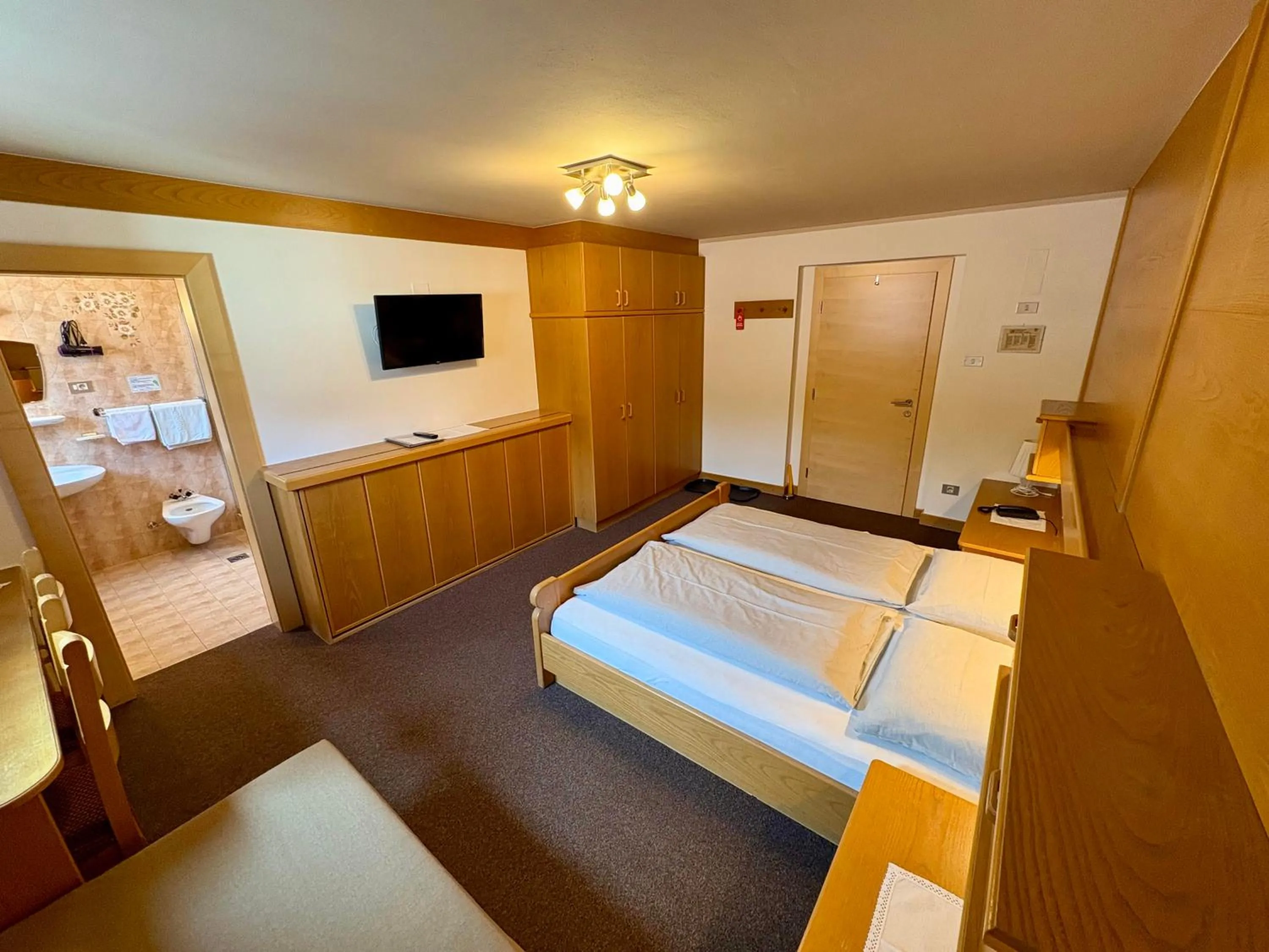 Photo of the whole room, Bed in Garni Apparthotel St Valentin