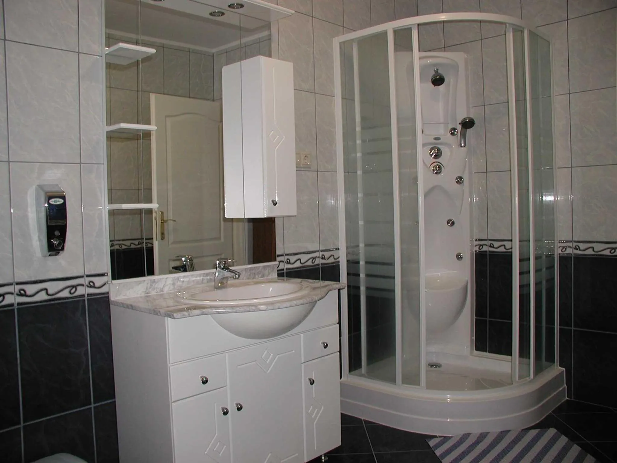 Bathroom in Parish Bull Hotel