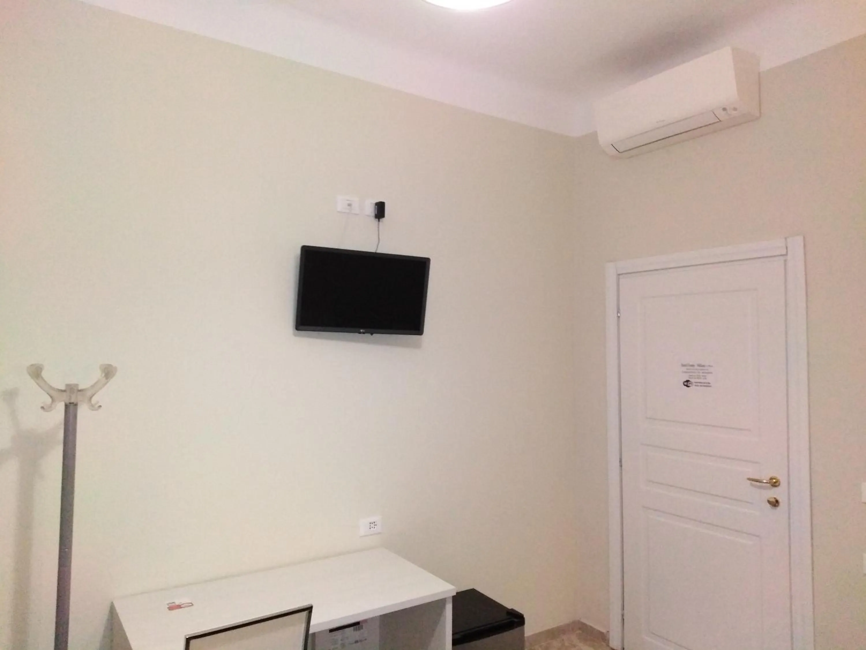 Communal lounge/ TV room in Hotel Emmy