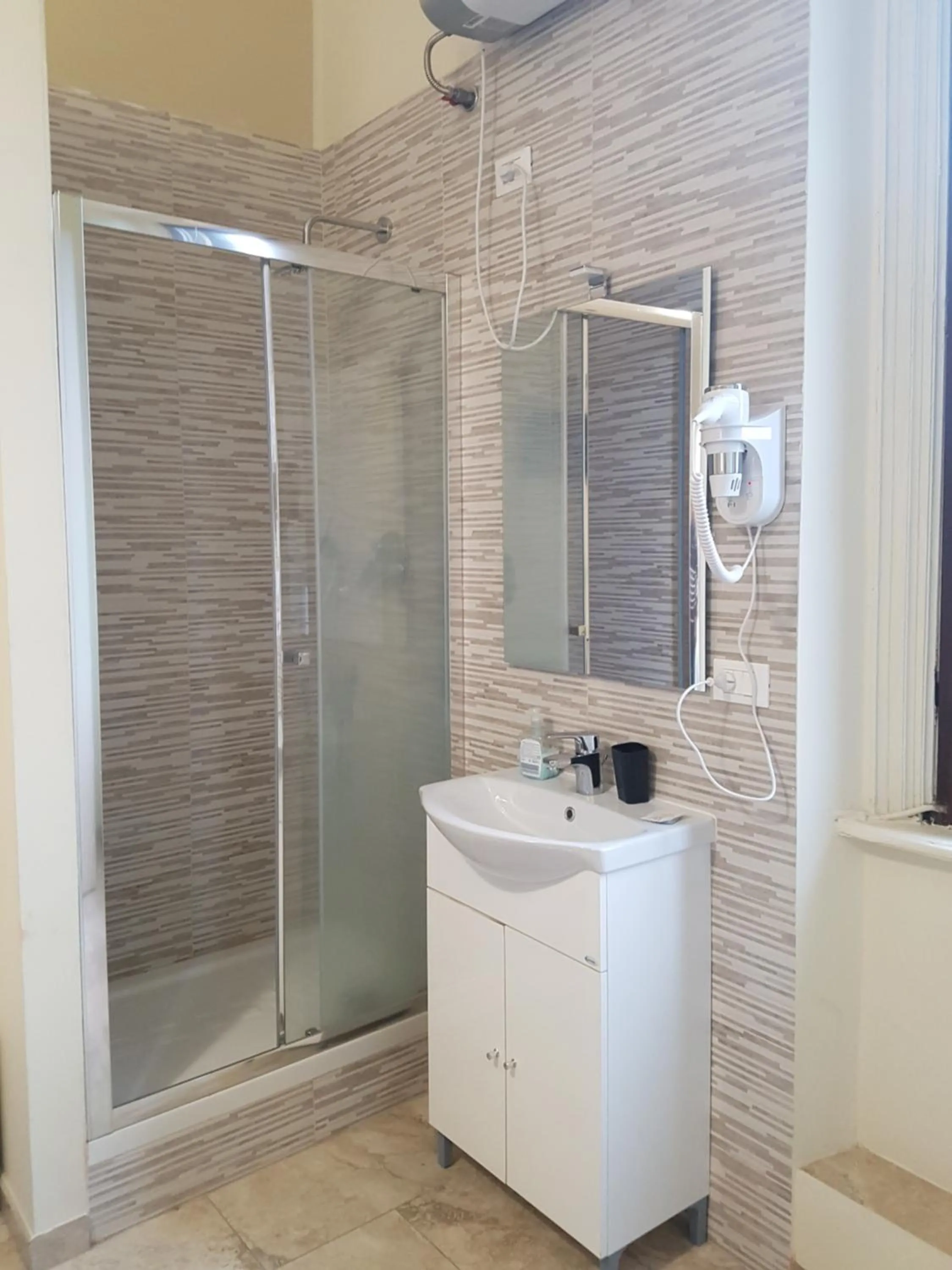 Shower in Hotel Emmy