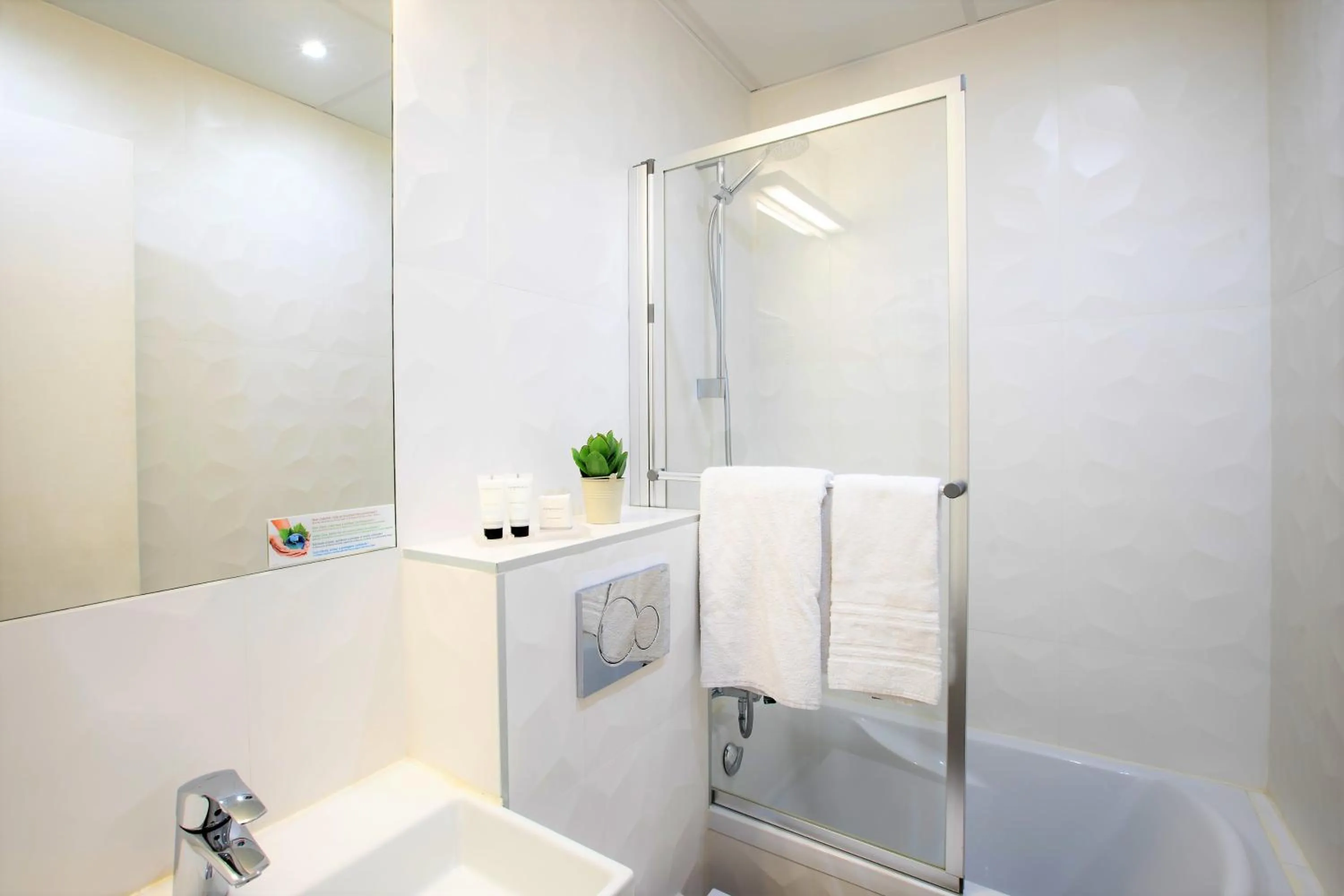 Bathroom in Hotel Romance Malesherbes by Patrick Hayat