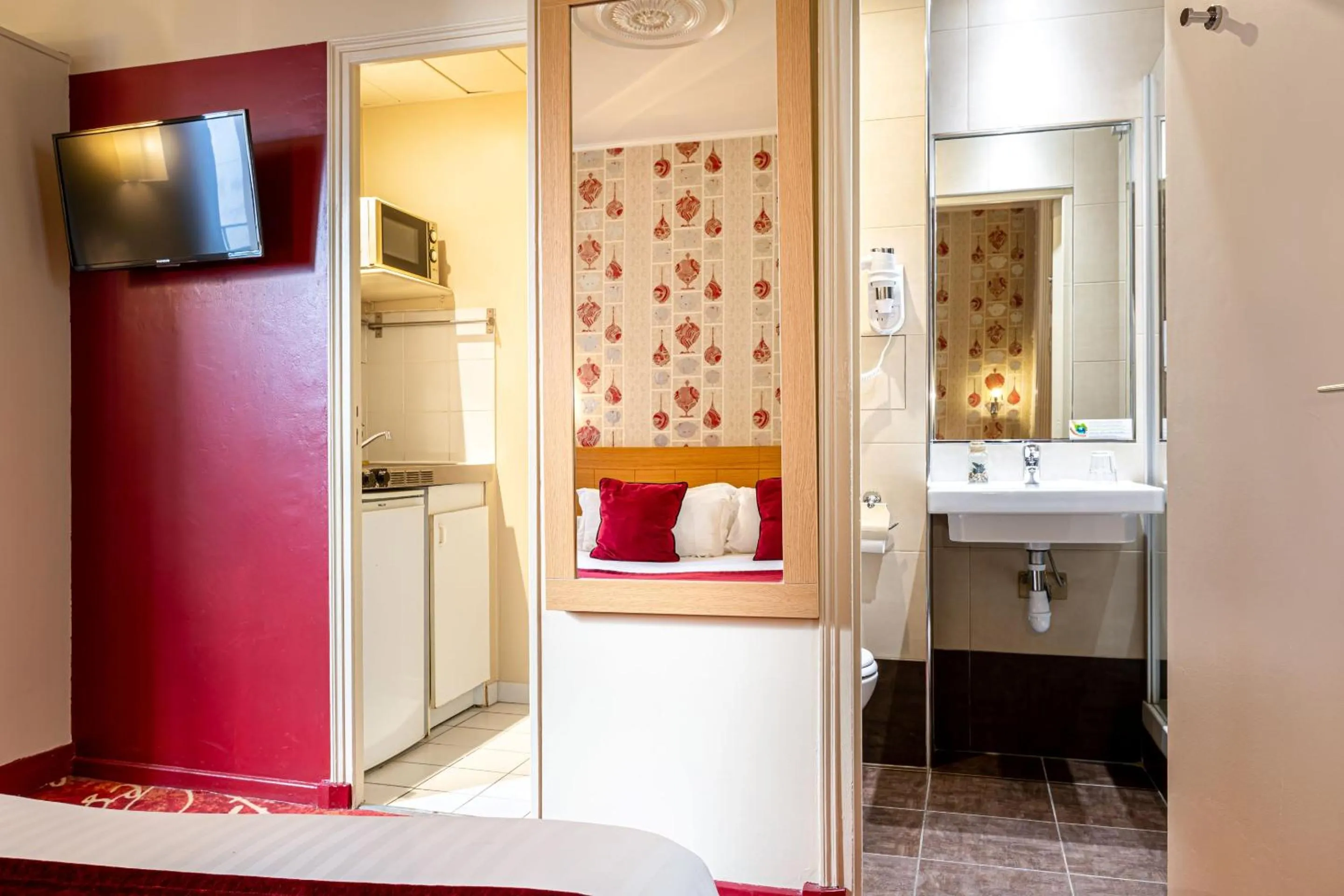 Bathroom in Hotel Romance Malesherbes by Patrick Hayat