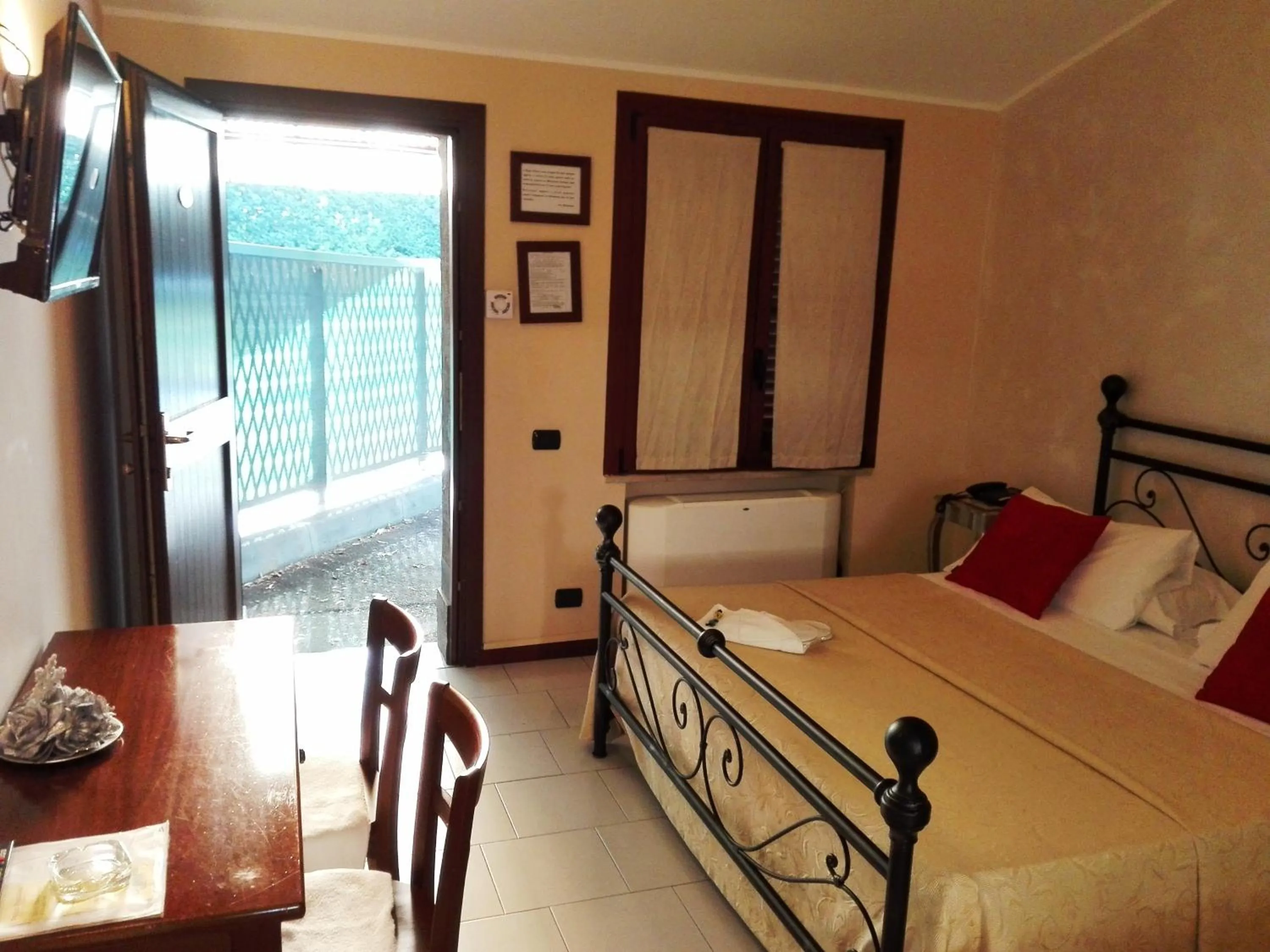 TV and multimedia, Bed in Hotel Motel Est