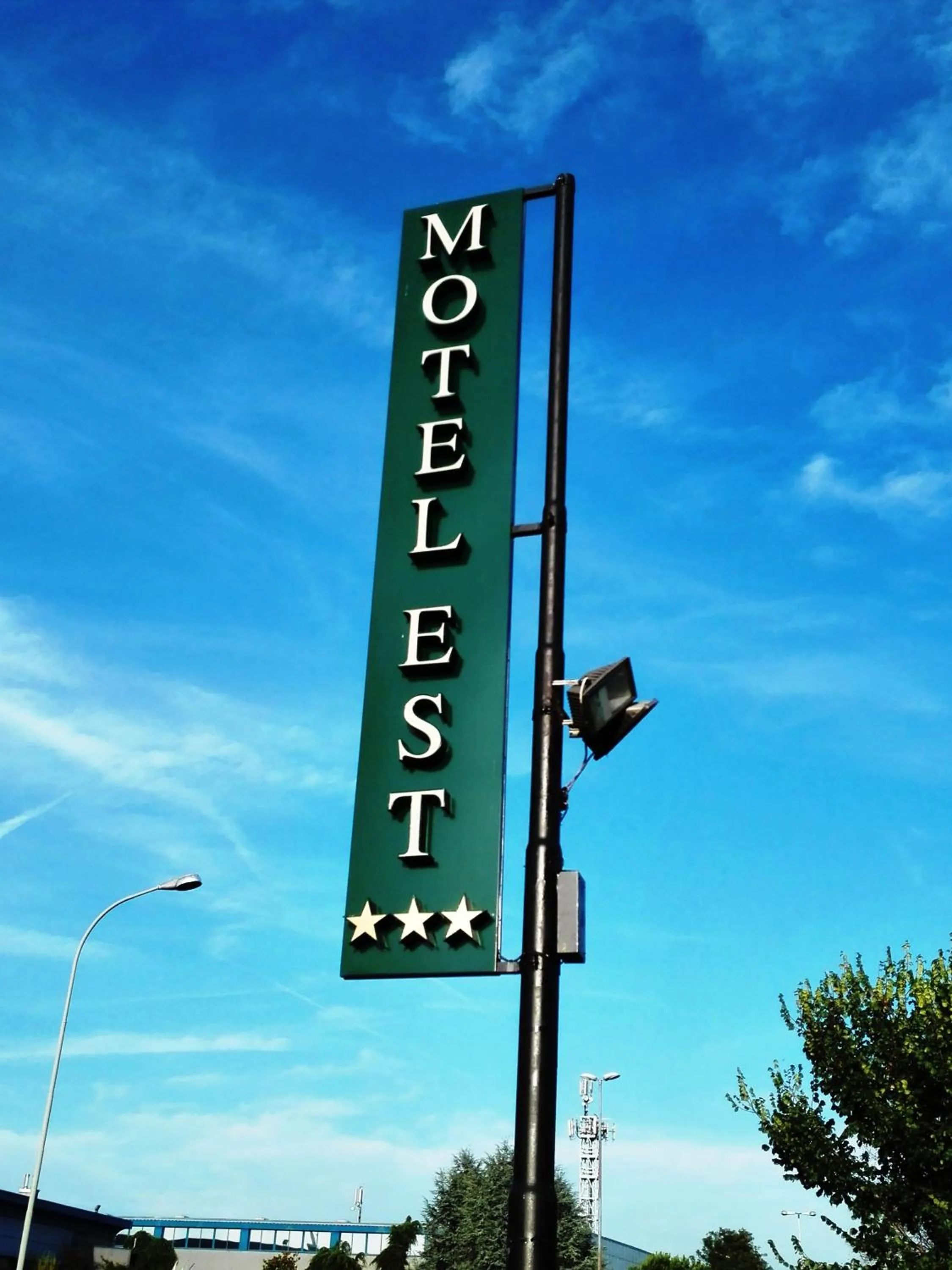 Property building in Hotel Motel Est