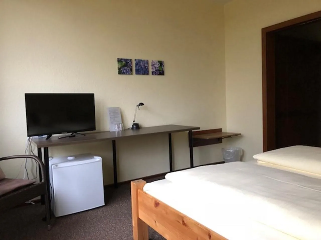 Photo of the whole room, Bed in Hotel am Siebenpfennigsknapp