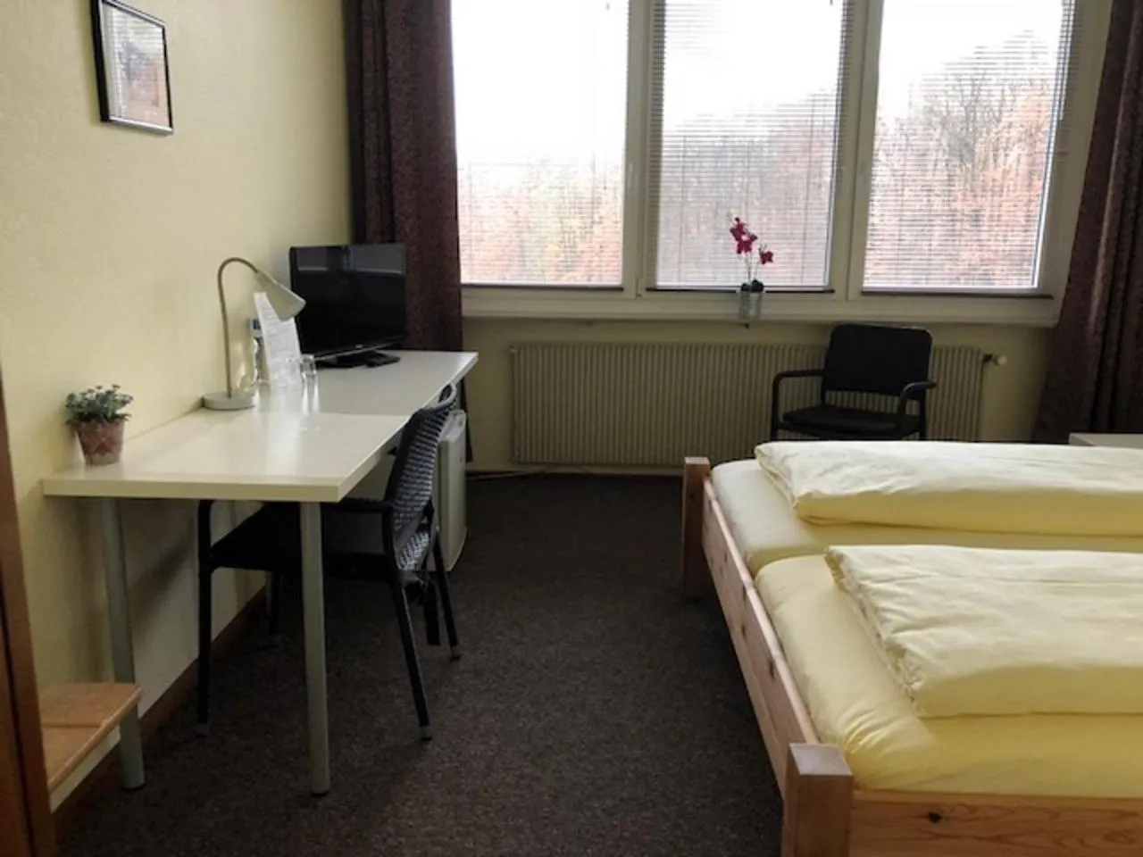 Photo of the whole room, Bed in Hotel am Siebenpfennigsknapp