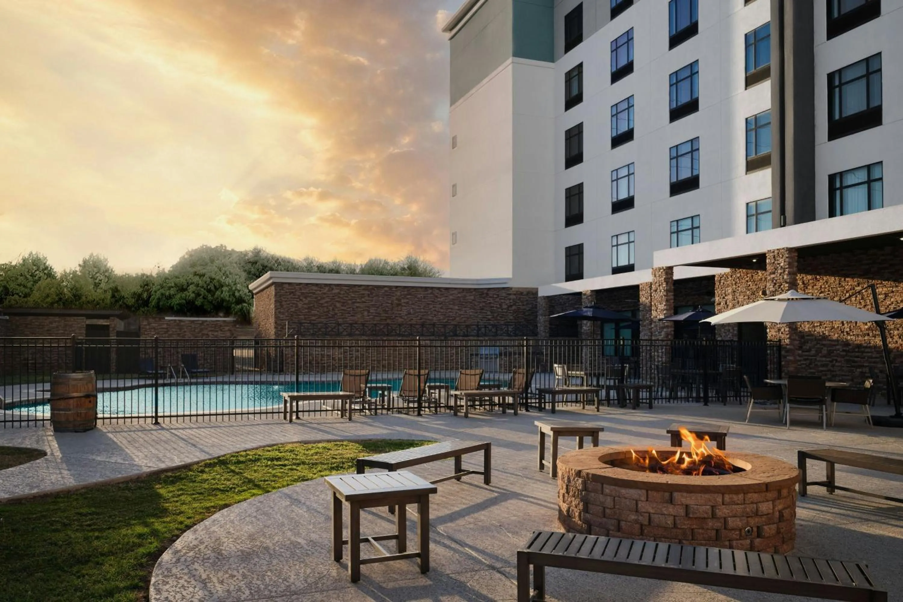 Swimming pool in Courtyard by Marriott Dallas DFW Airport North/Grapevine