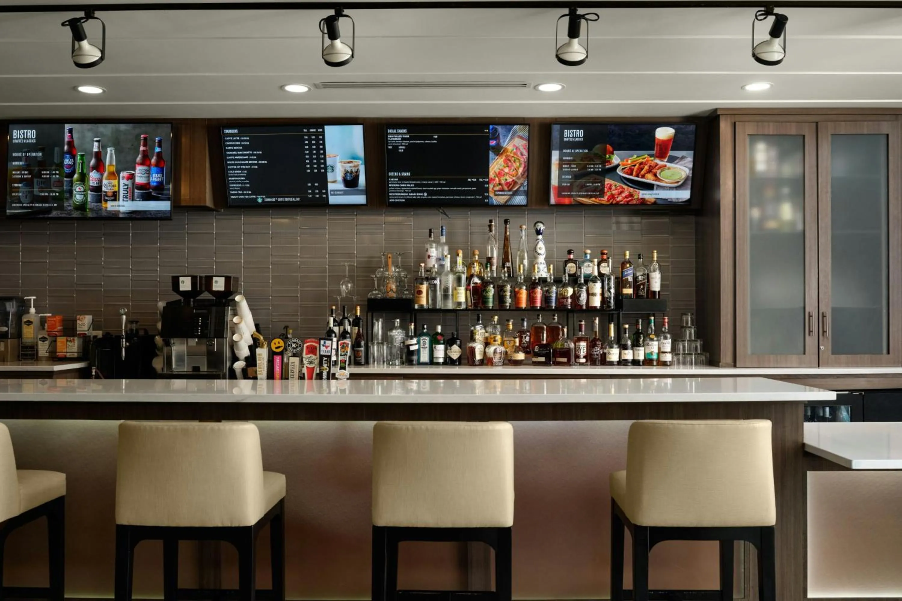 Lounge or bar in Courtyard by Marriott Dallas DFW Airport North/Grapevine