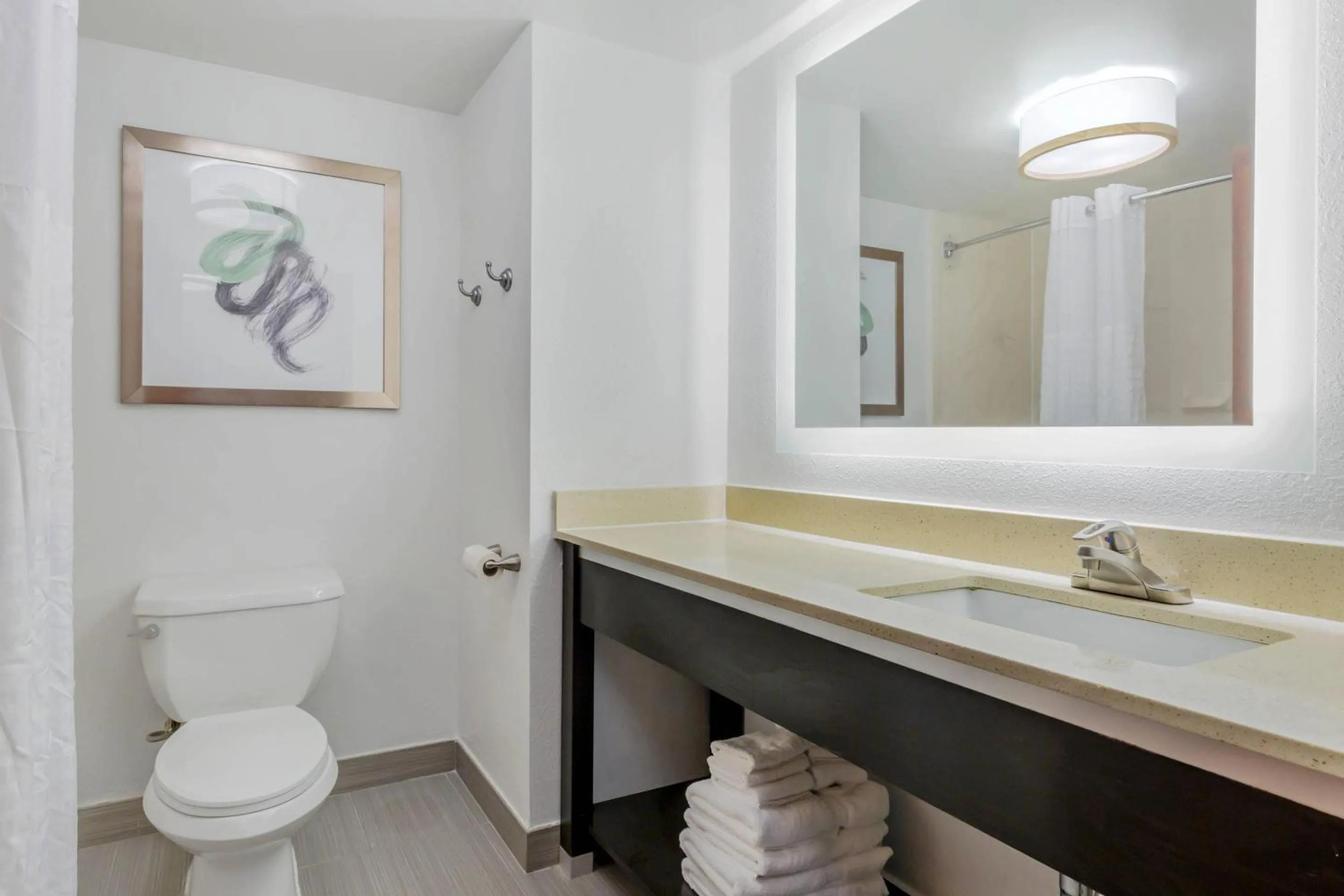 Bedroom in Comfort Inn Laurel - Fort Meade