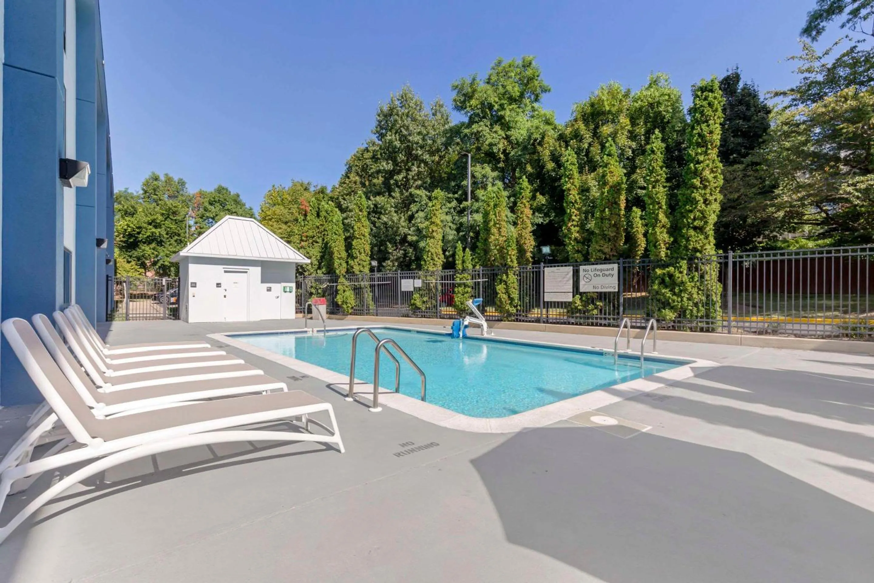 Swimming pool in Comfort Inn Laurel - Fort Meade