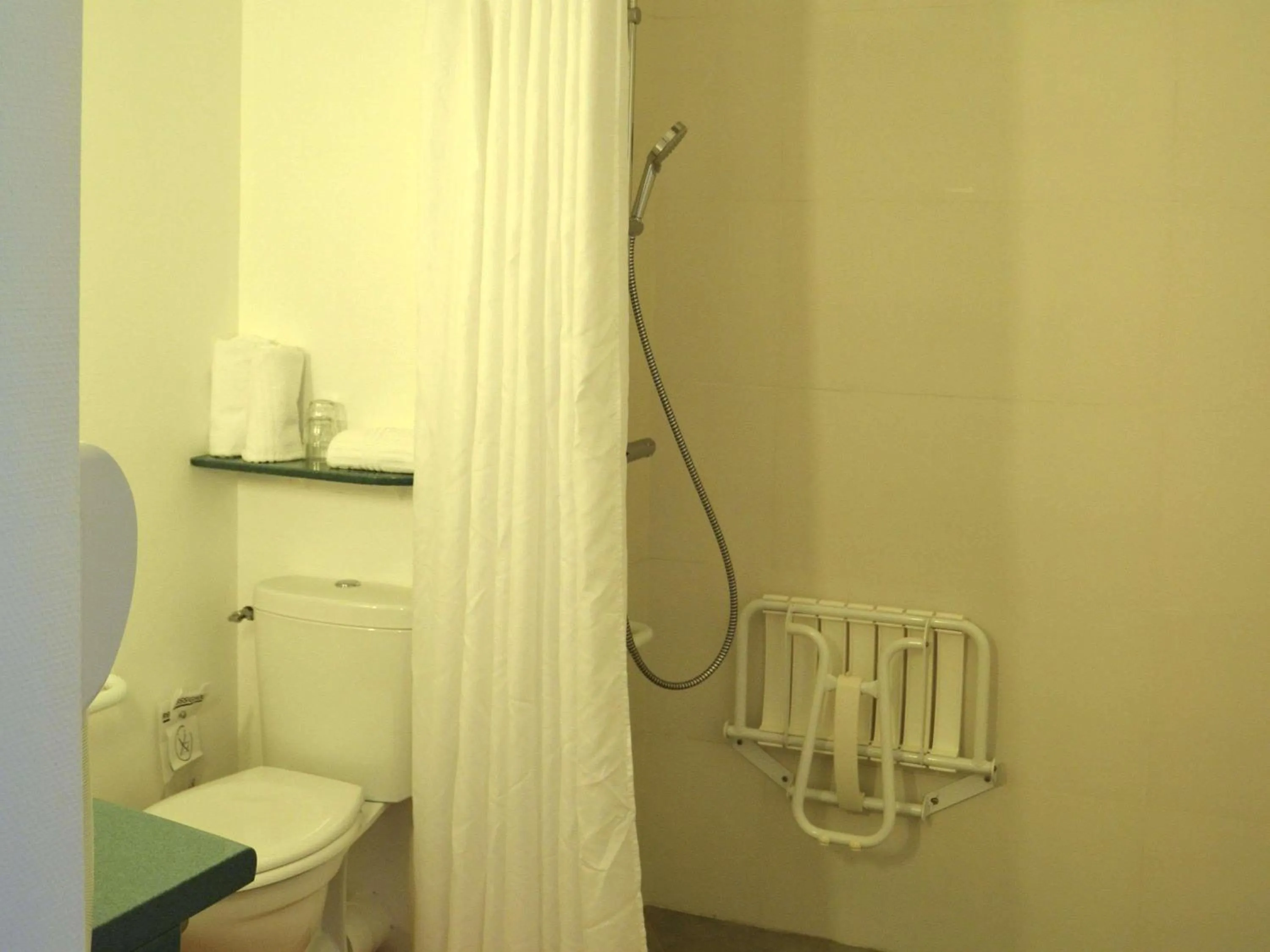 Bedroom in ibis Egletons