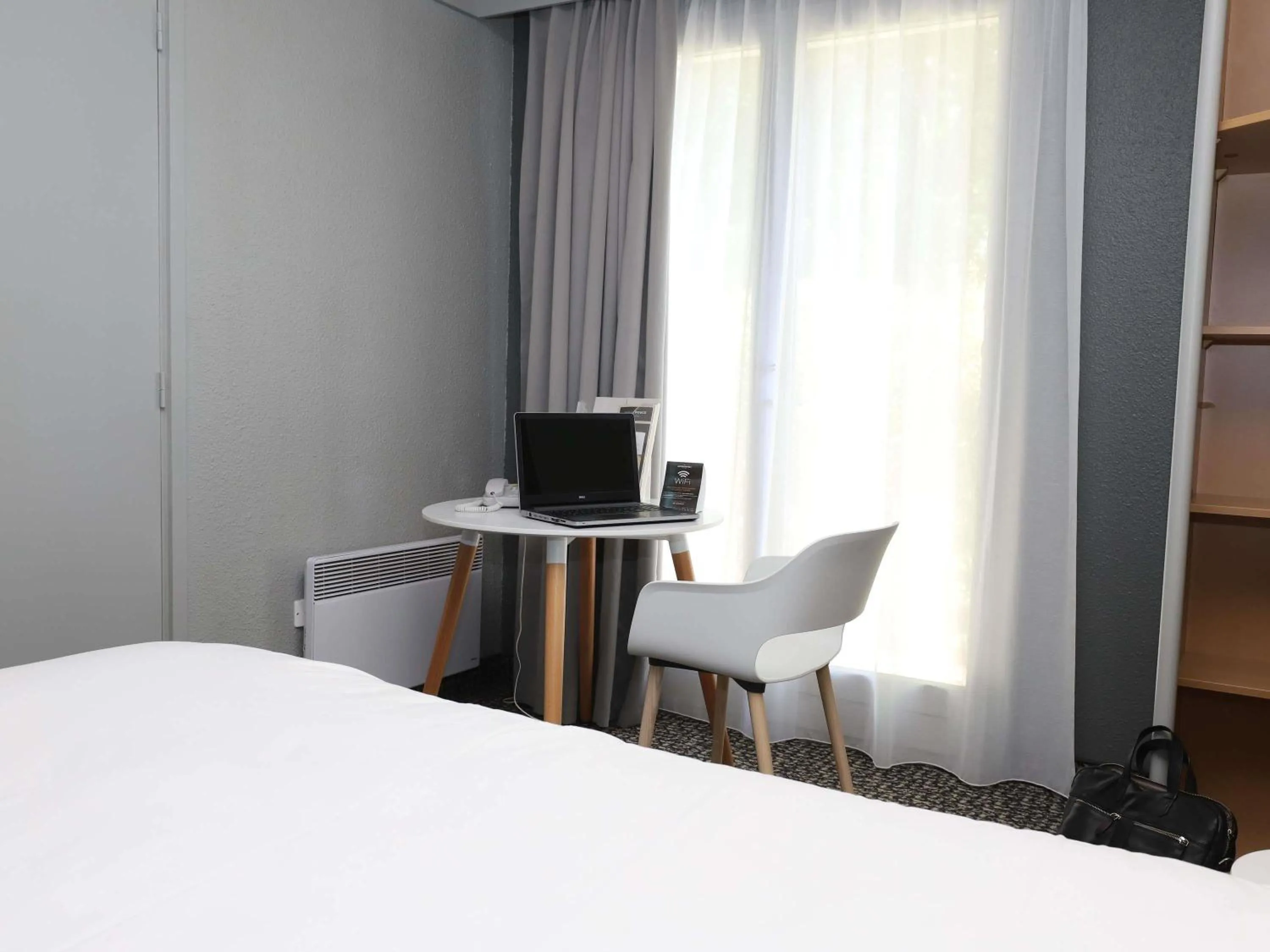 Bedroom, Bed in ibis Egletons