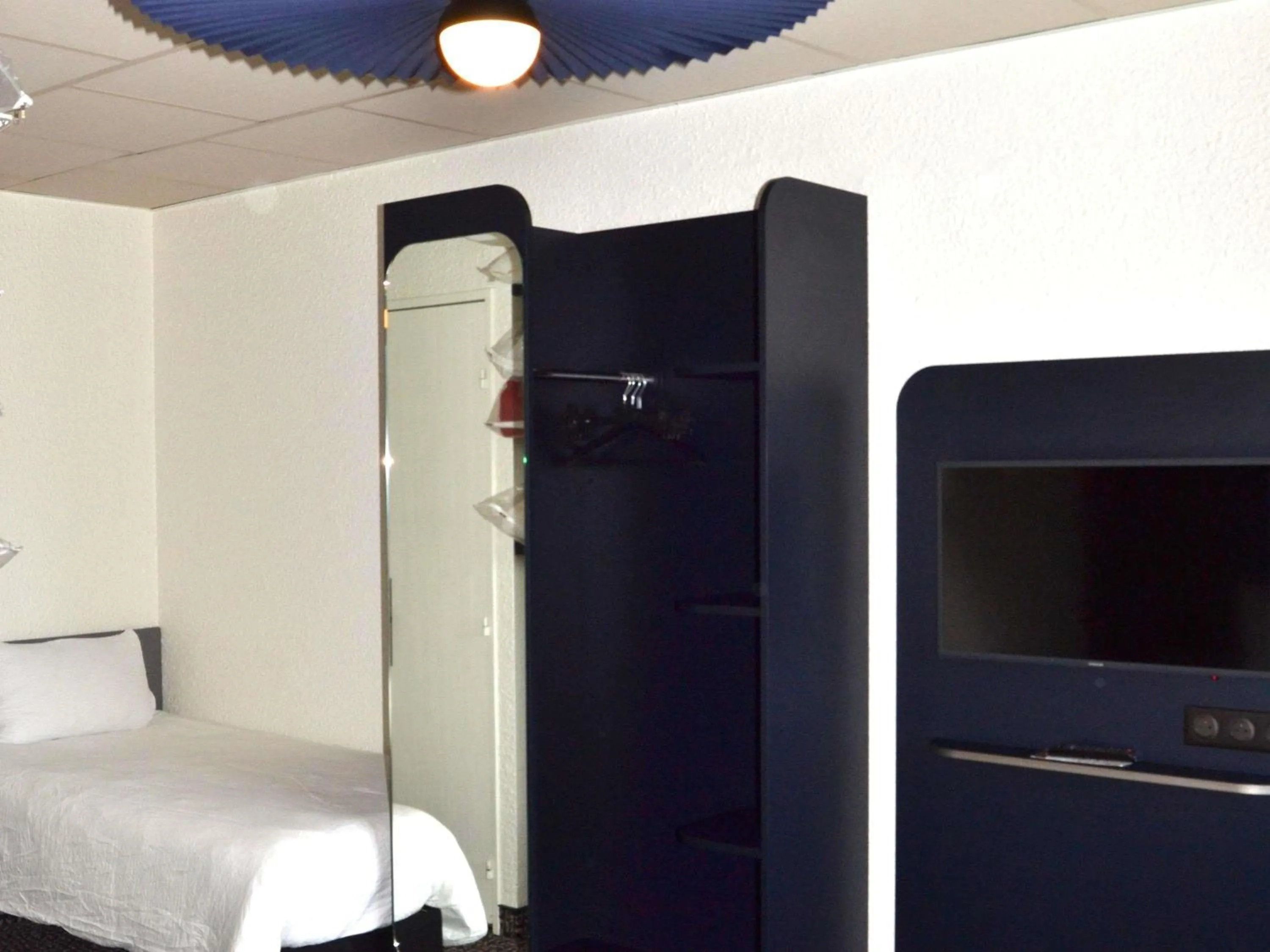 Bedroom, Bed in ibis Egletons