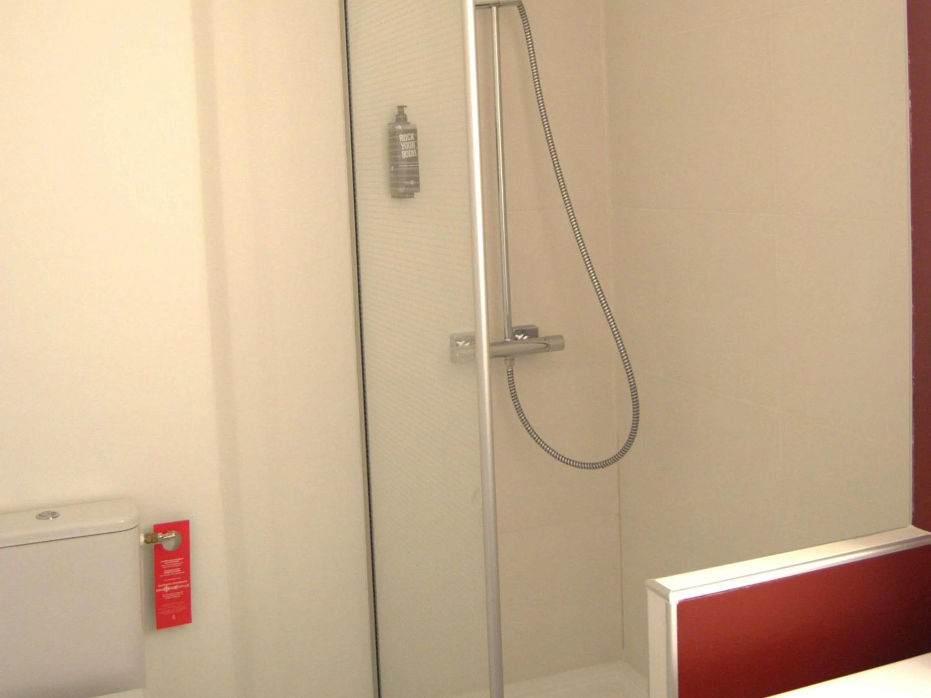 Bedroom in ibis Egletons