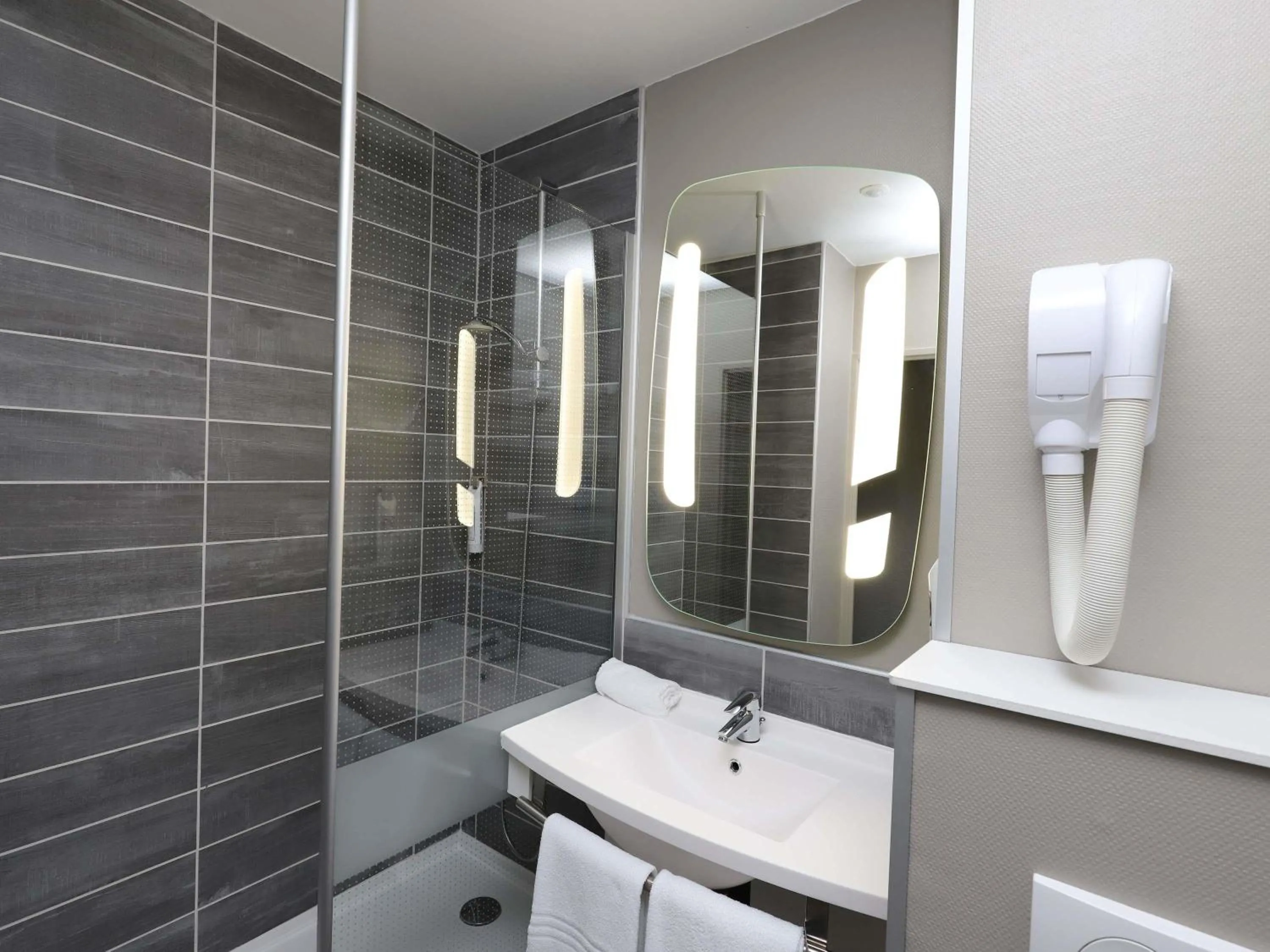 Bedroom in ibis Egletons