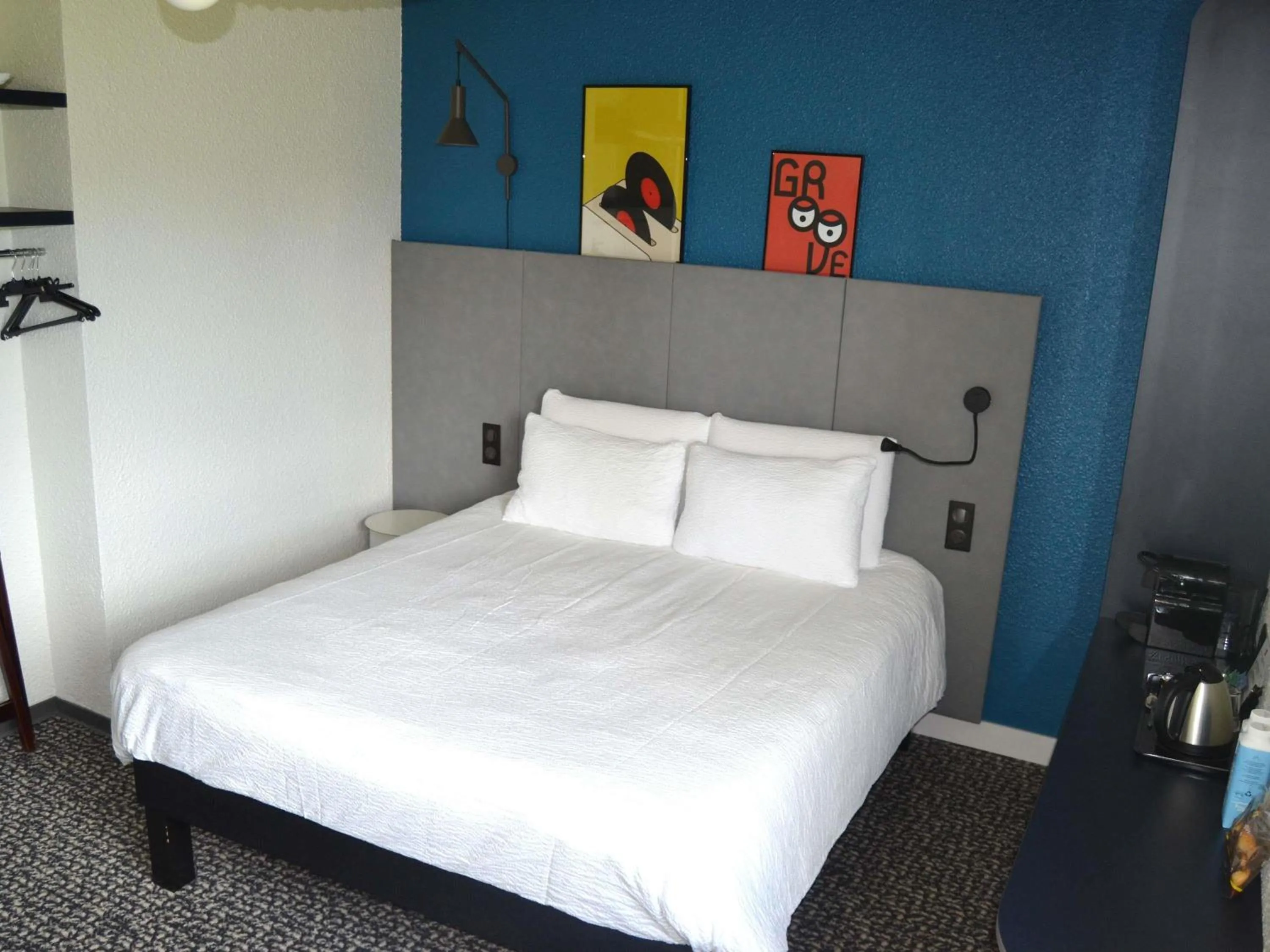 Bedroom, Bed in ibis Egletons