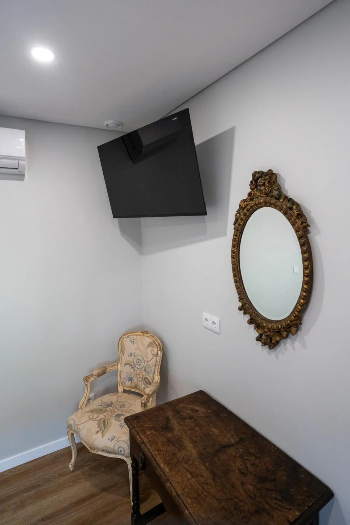 TV and multimedia in Madeira Surf Lodge