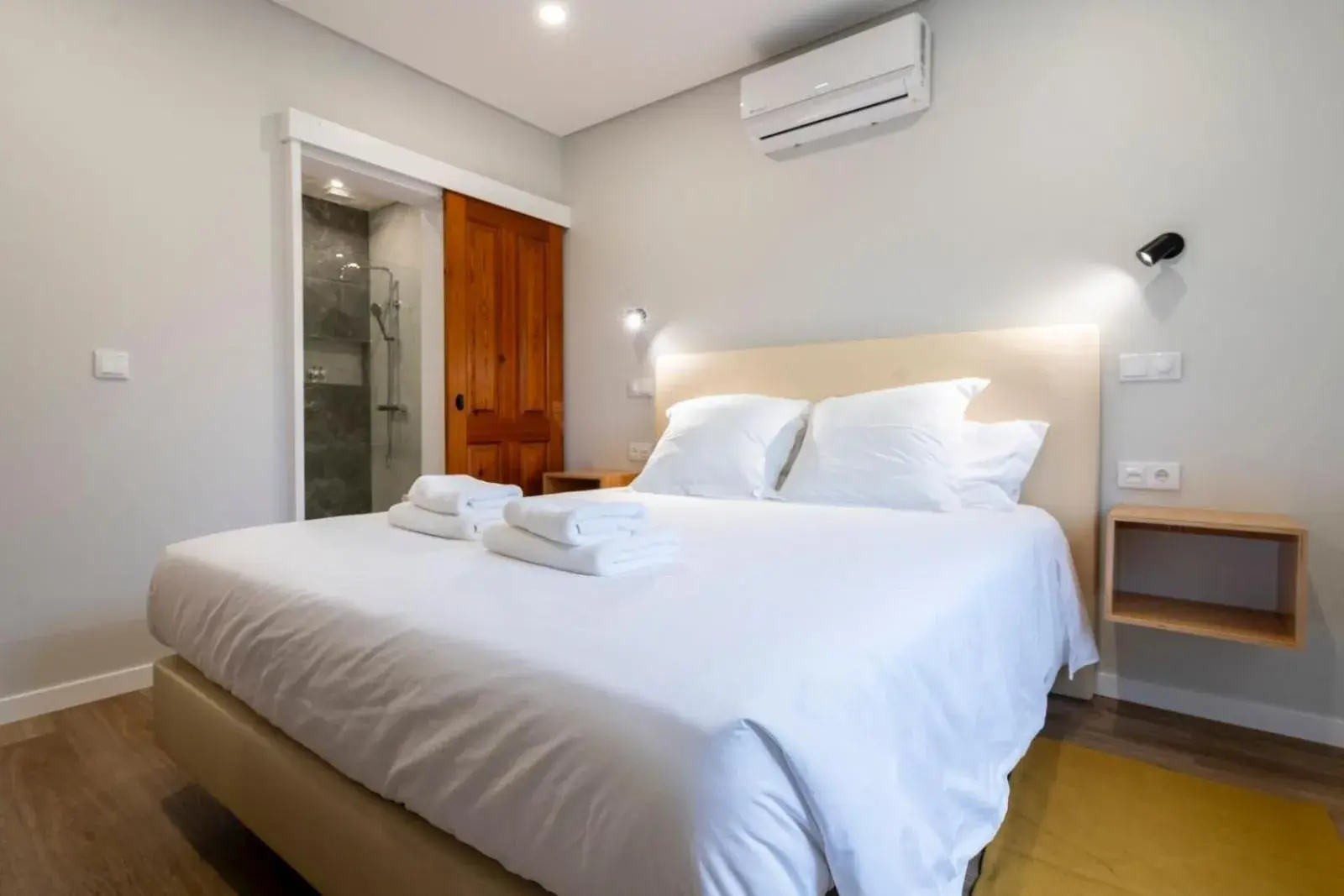 Small Double Room in Madeira Surf Lodge Small Double Room in Madeira Surf Lodge