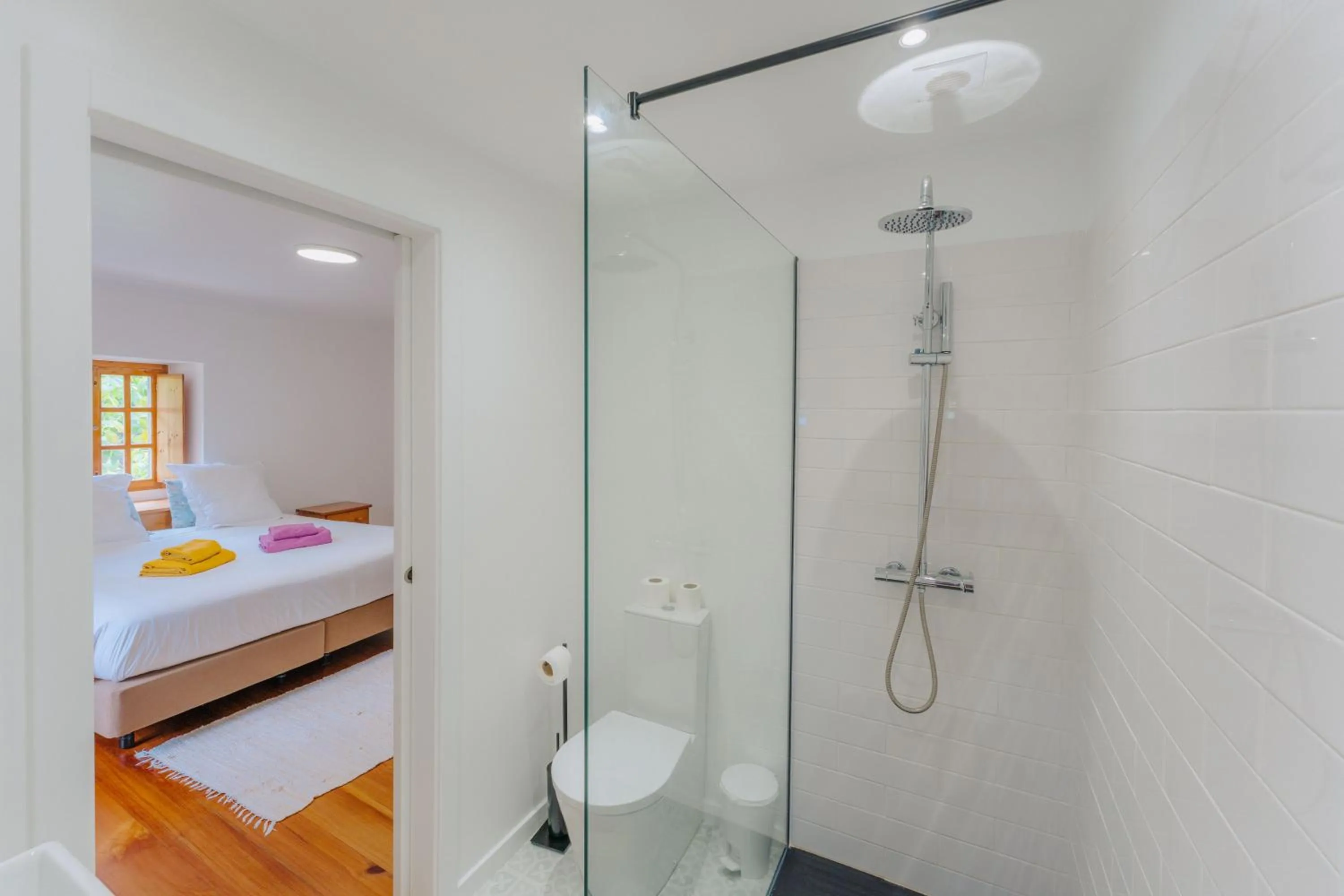 Shower, Bed in Madeira Surf Lodge