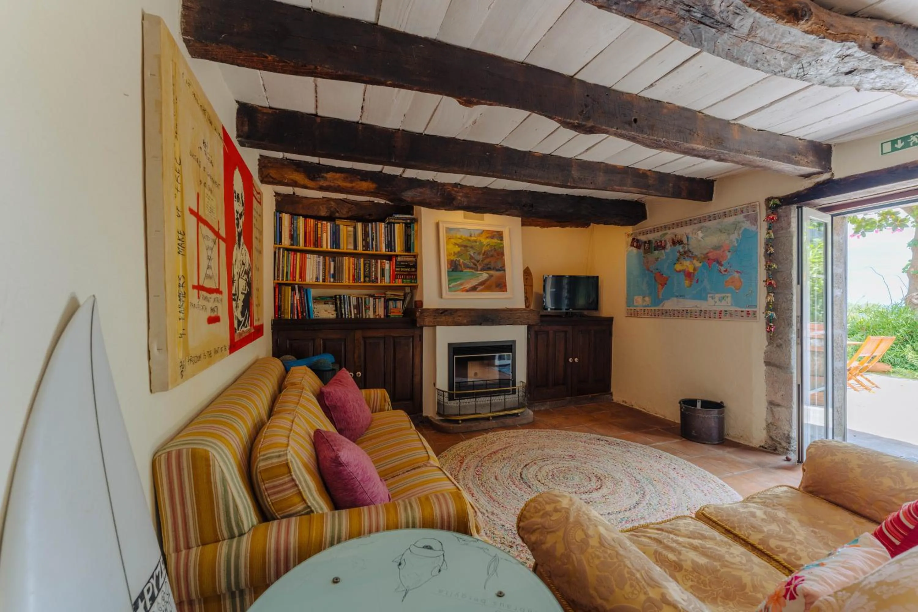 Communal lounge/ TV room in Madeira Surf Lodge