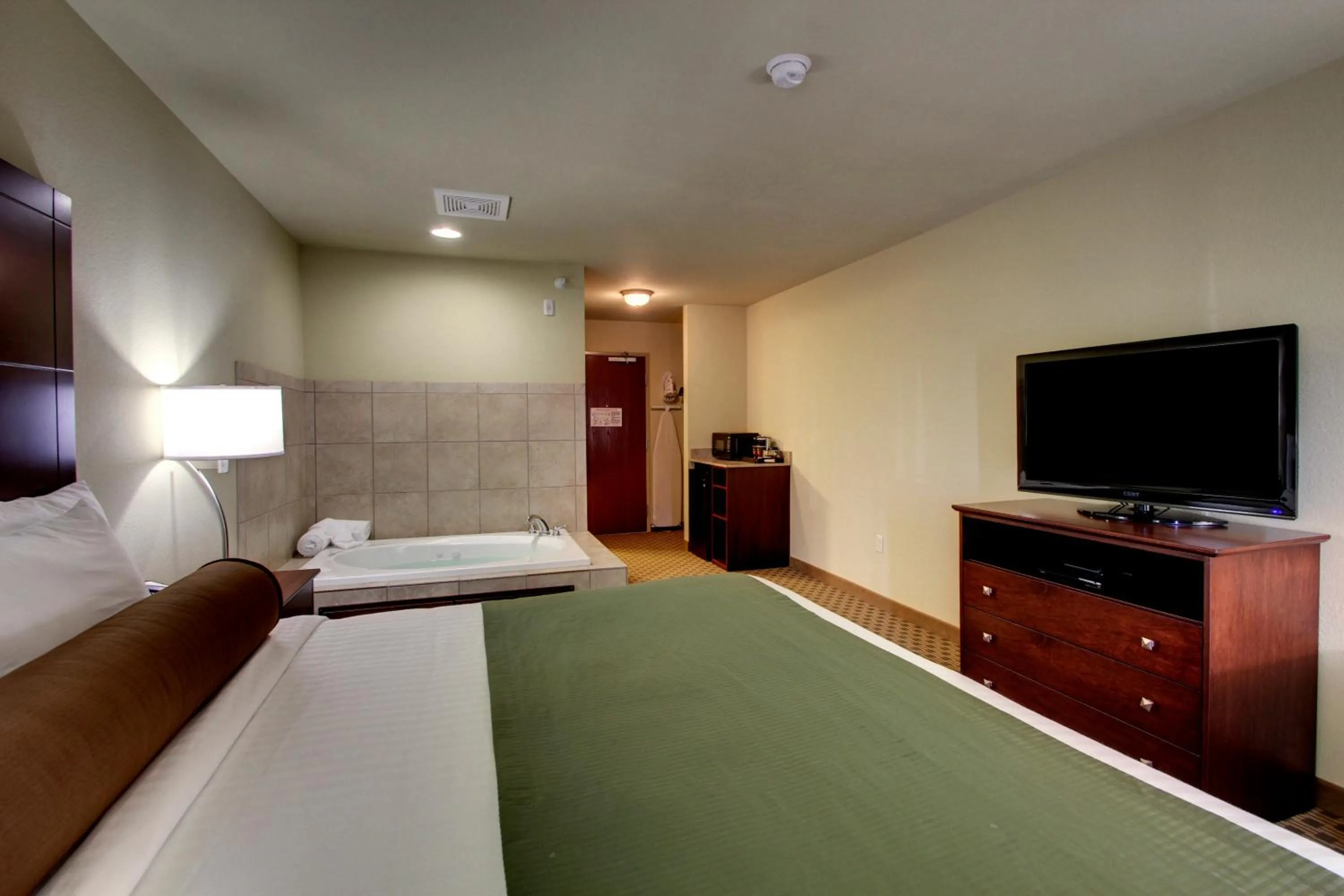 Bed in Cobblestone Inn & Suites - Bottineau