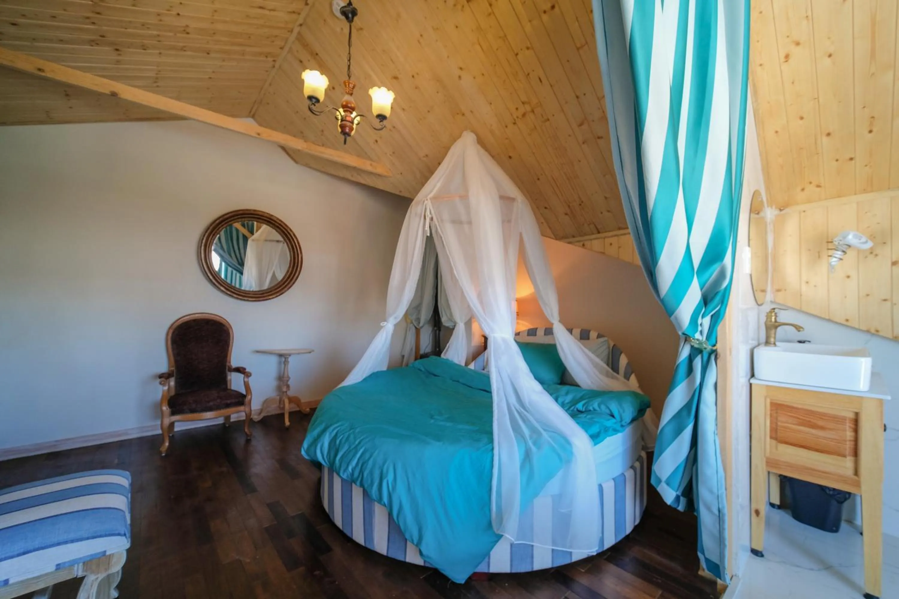 Photo of the whole room, Bed in Lacasa May